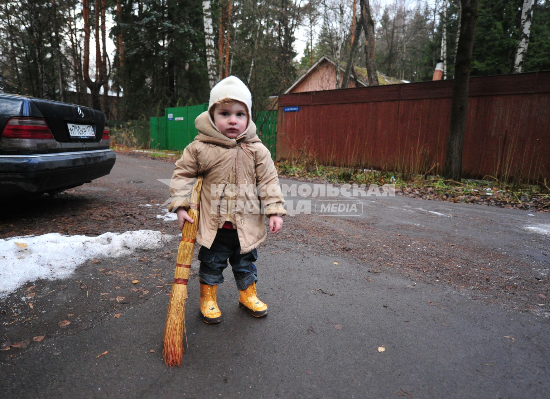 Ребенок с веником в руках. Переделкино. 18 ноября 2011 года.