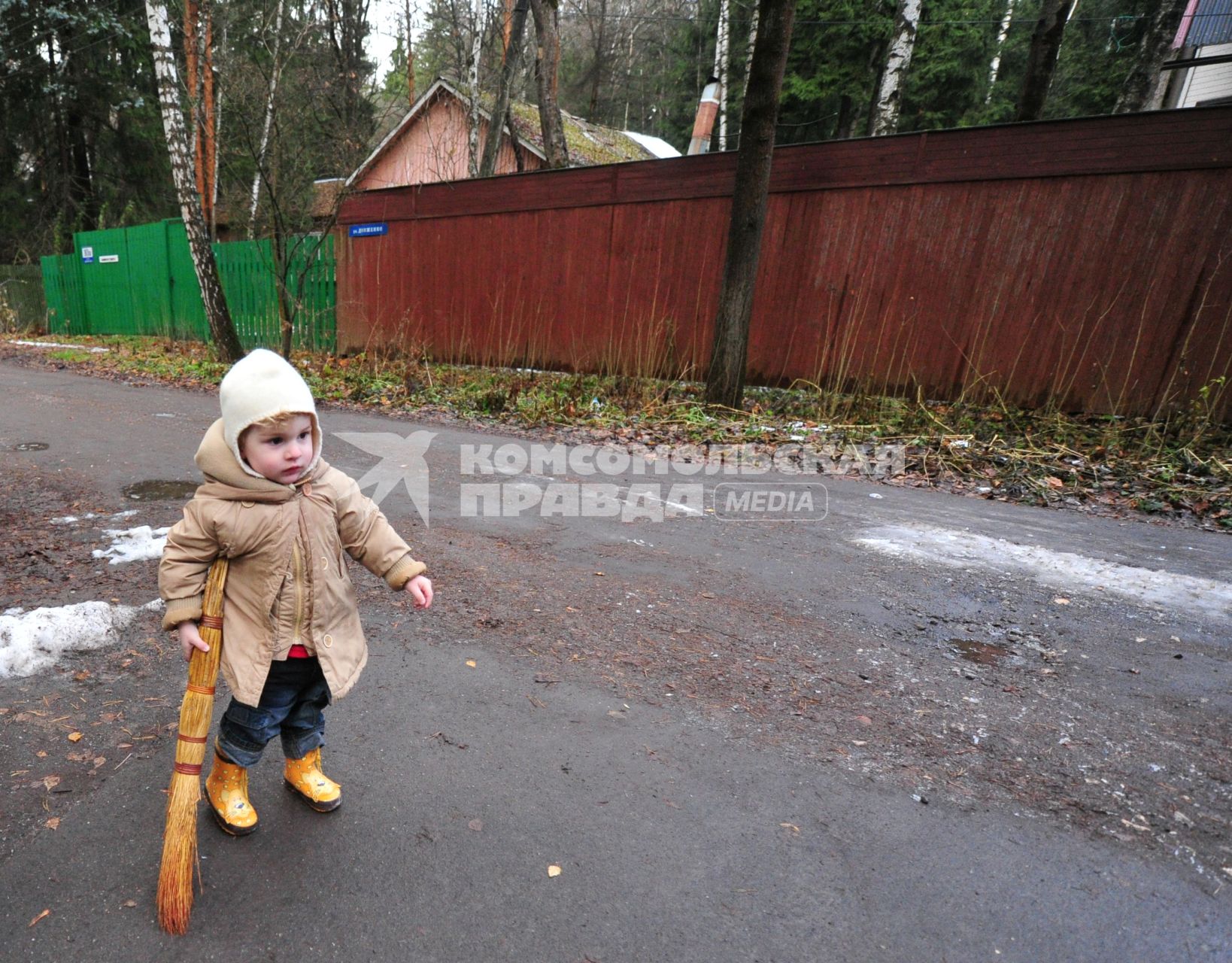 Ребенок с веником в руках. Переделкино. 18 ноября 2011 года.