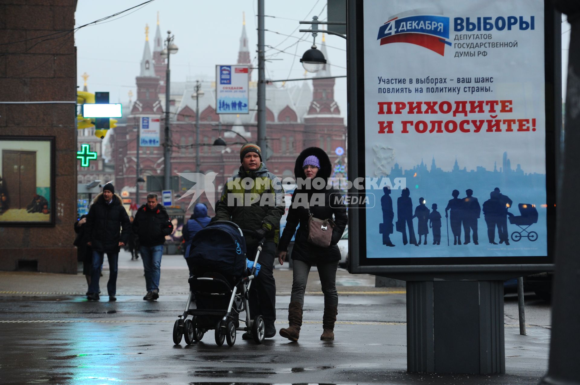 На Тверской улице на рекламных стендах висят плакаты, агитирующие идти на выборы в депутаты государственной думы, 26 ноября 2011 года