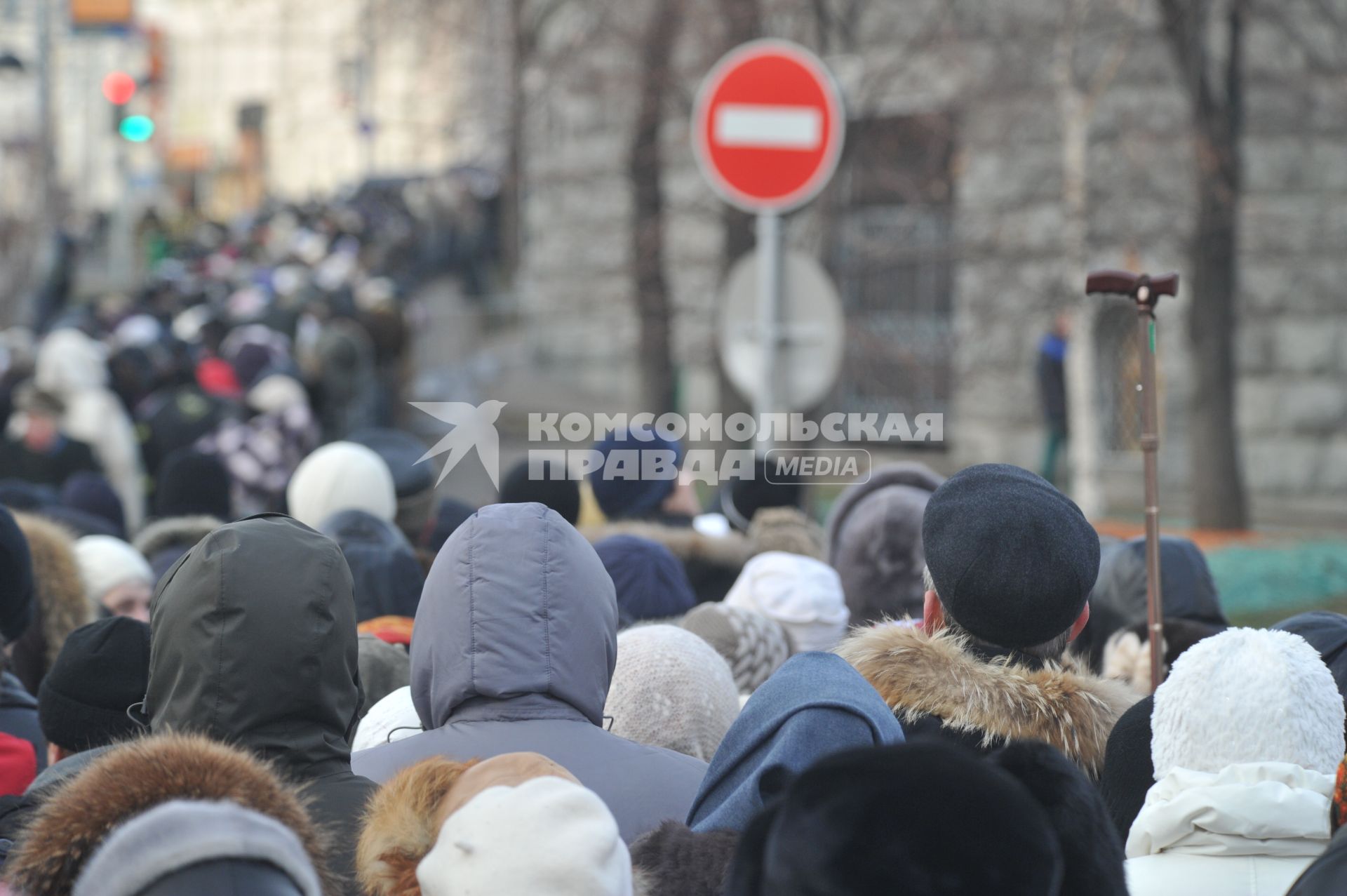 Очередь к Храму Христа Спасителя, куда доставлен ковчег с Поясом Пресвятой Богородицы из Ватопедского монастыря в Греции. 24 ноября 2011 года.