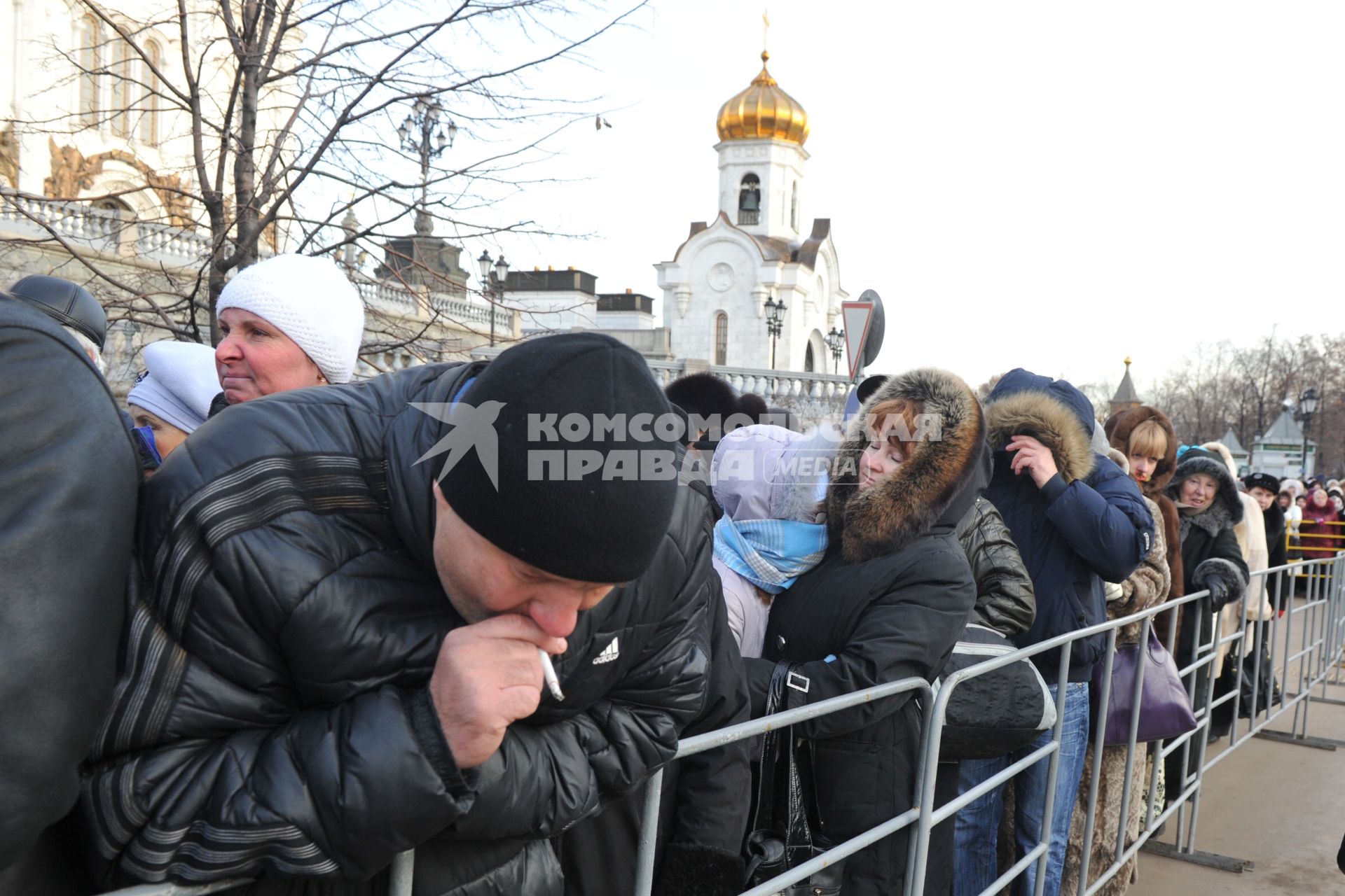 Очередь к Храму Христа Спасителя, куда доставлен ковчег с Поясом Пресвятой Богородицы из Ватопедского монастыря в Греции. 24 ноября 2011 года.