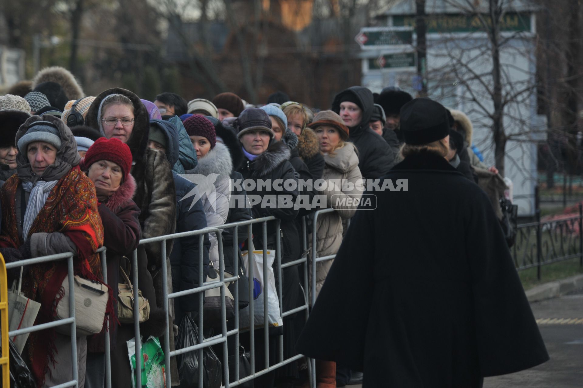 Очередь к Храму Христа Спасителя, куда доставлен ковчег с Поясом Пресвятой Богородицы из Ватопедского монастыря в Греции. 24 ноября 2011 года.