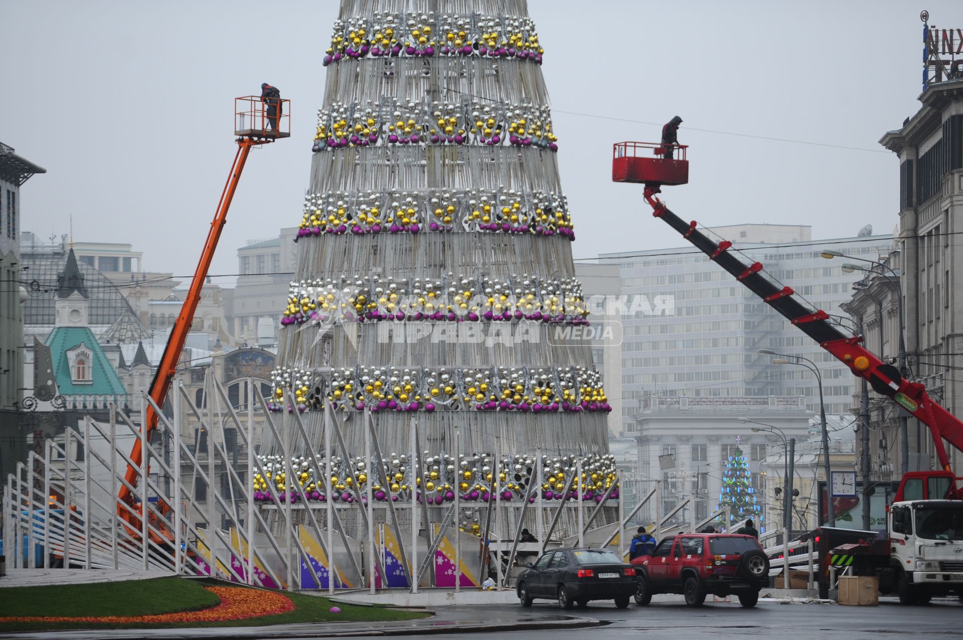 На лубянской площади украшают новогоднюю елку,Москва, 26 ноября 2011 года