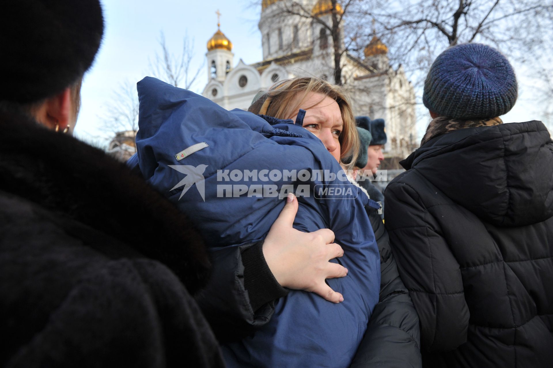 Очередь к Храму Христа Спасителя, куда доставлен ковчег с Поясом Пресвятой Богородицы из Ватопедского монастыря в Греции. 24 ноября 2011 года.