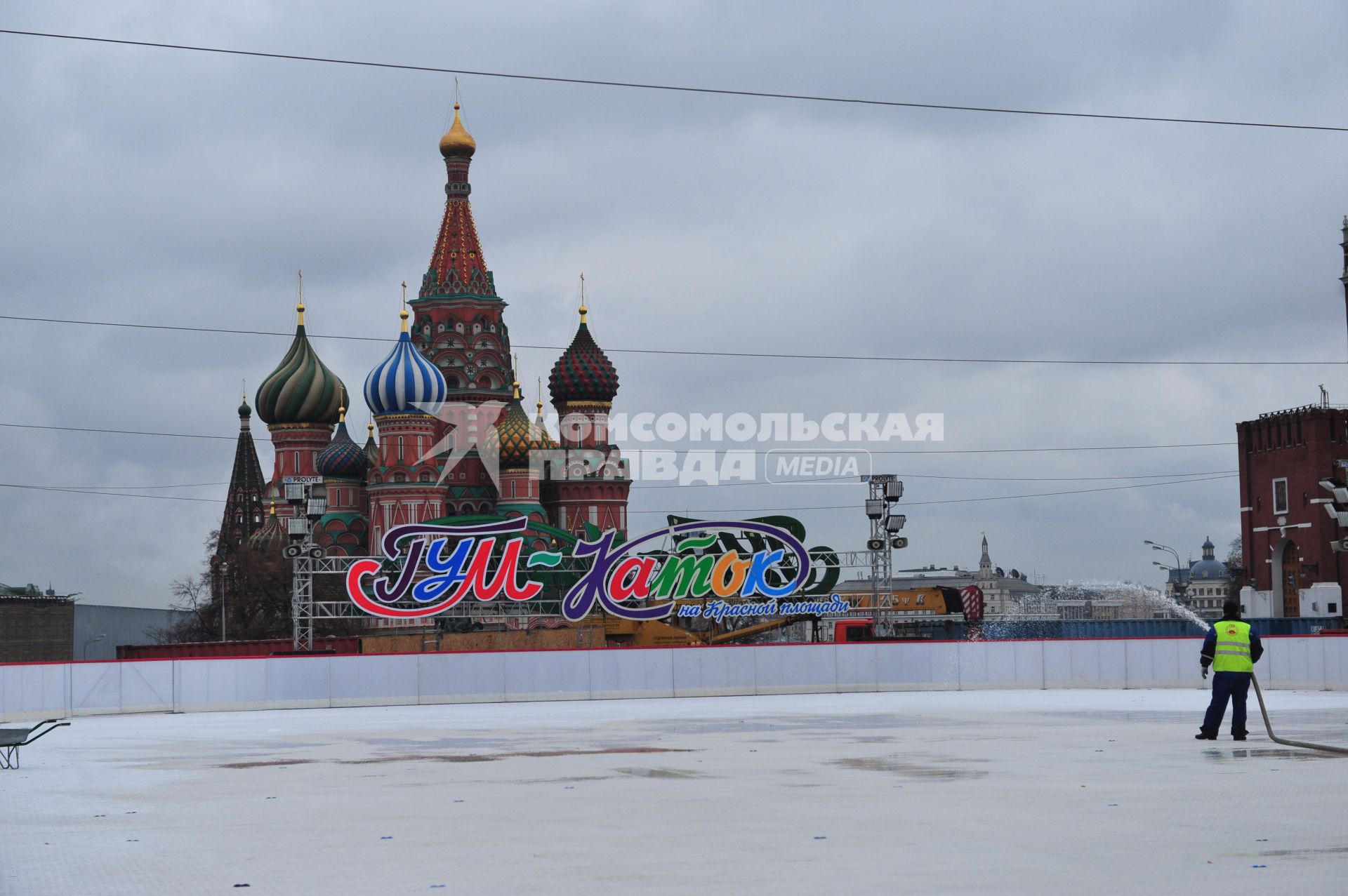 Заливка большого зимнего ГУМ-Катка. 25 ноября 2011 года.