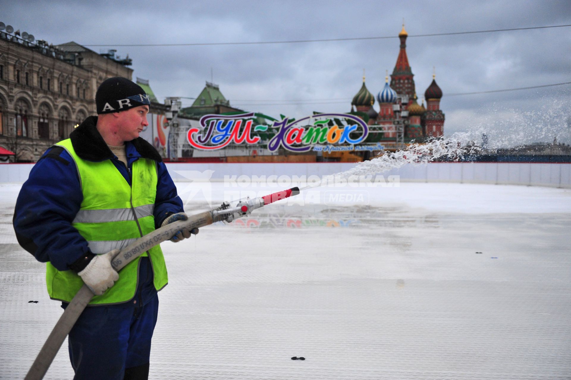 Заливка большого зимнего ГУМ-Катка. 25 ноября 2011 года.