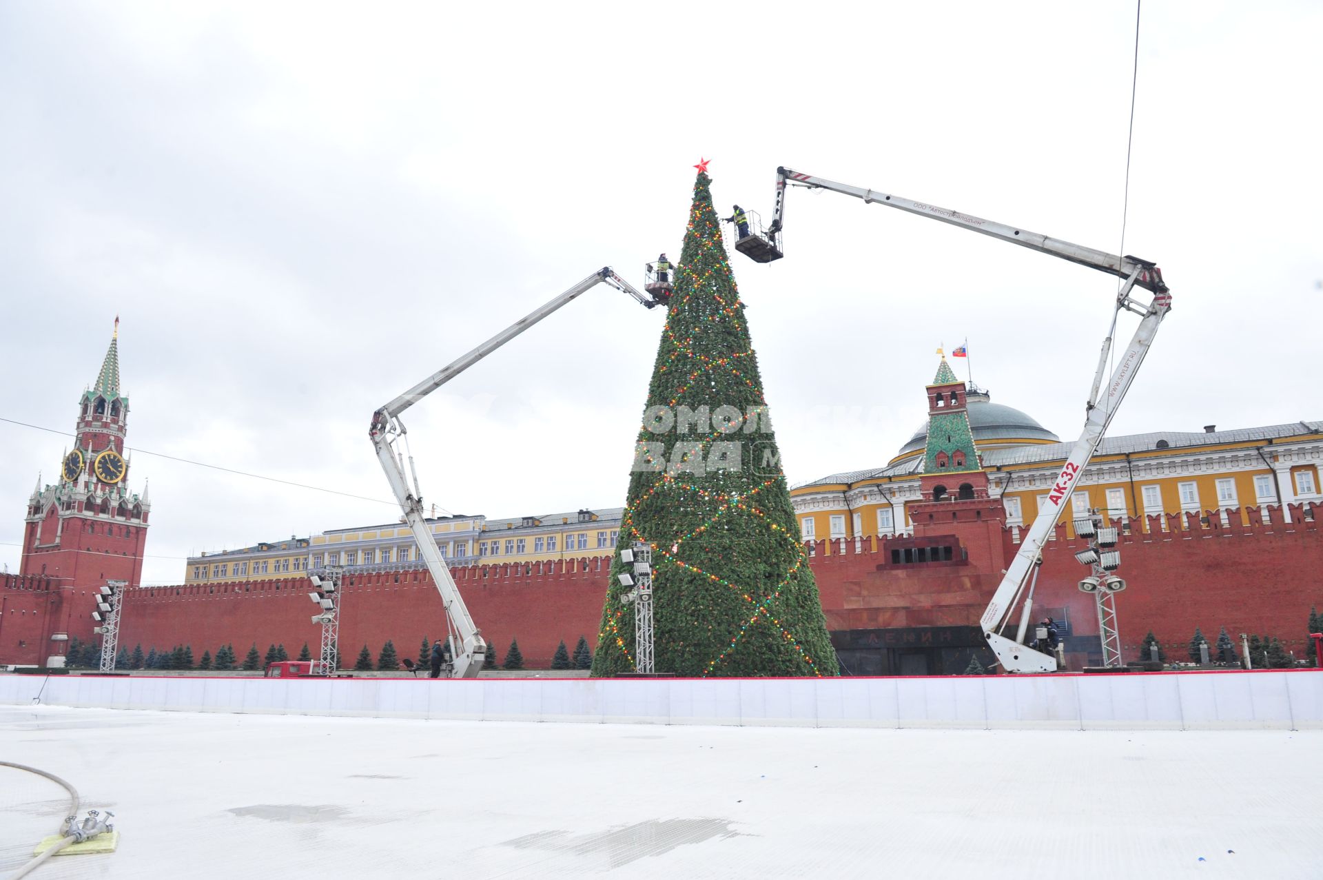 Установка новогодней елки на Красной площади у ГУМ-катка. 25 ноября 2011 года.