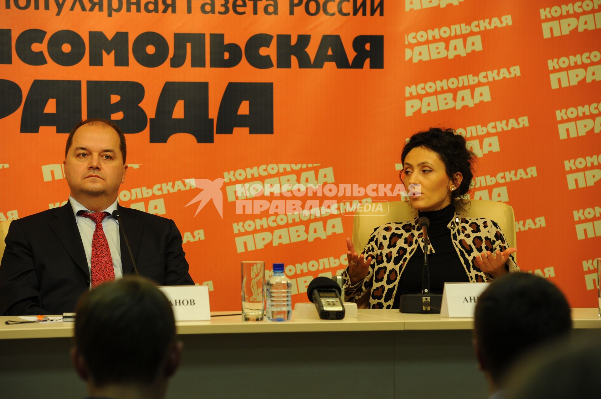 Адвокат Виктора Батурина Игорь Шабанов и пиар-директор Батурина Анна Имерлин в ИД КП. 30 ноября 2011 года.