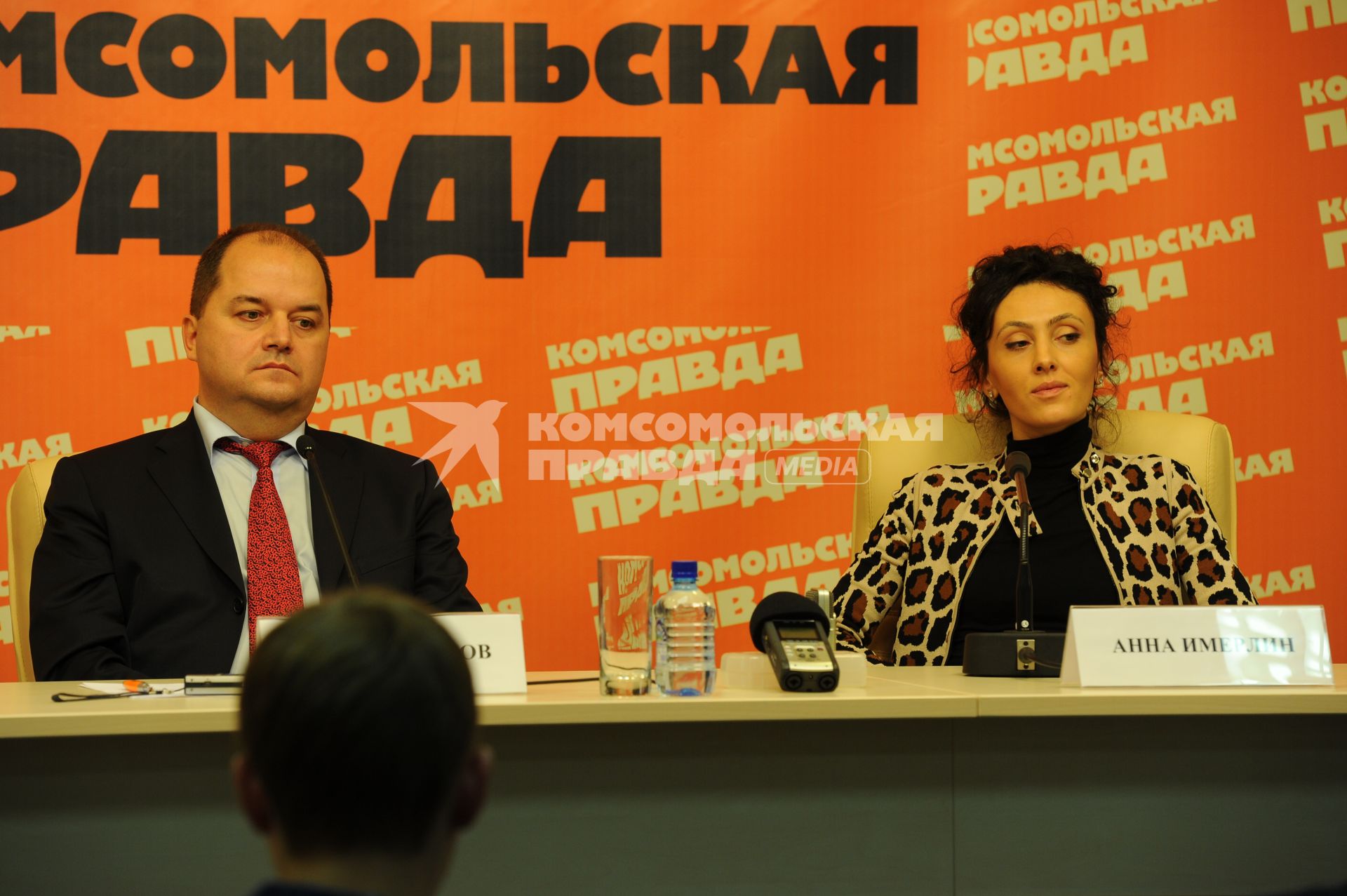Адвокат Виктора Батурина Игорь Шабанов и пиар-директор Батурина Анна Имерлин в ИД КП. 30 ноября 2011 года.