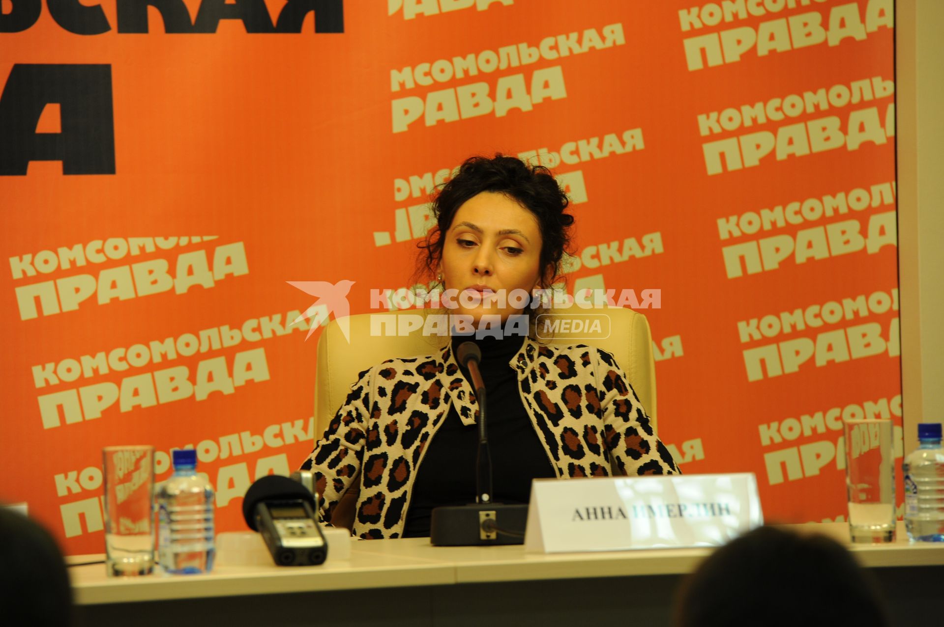 Пиар-директор Виктора Батурина Анна Имерлин в ИД КП. 30 ноября 2011 года.