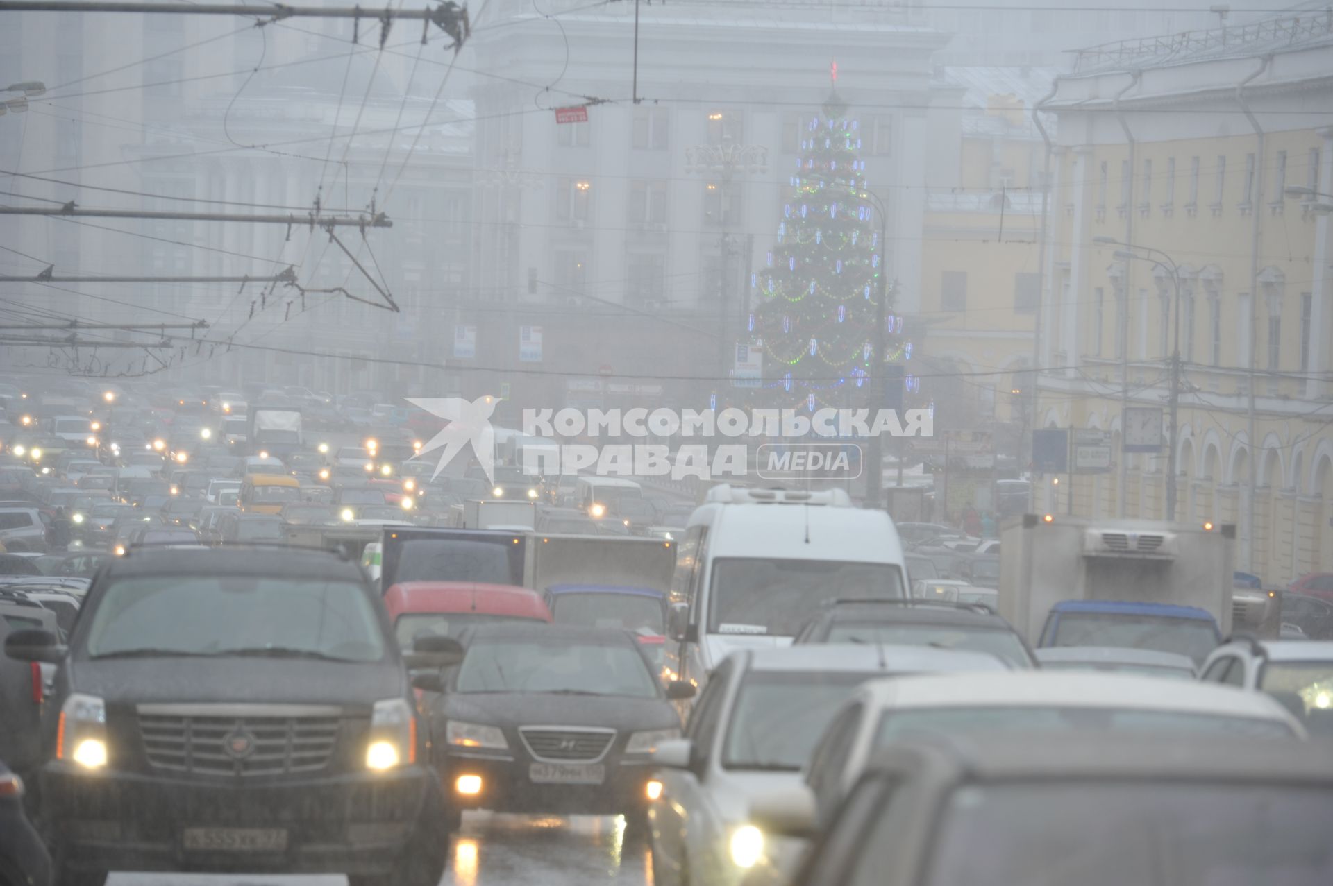 Сильный снегопад в городе. На снимке: плотный автомобильный поток на дороге. 29 ноября 2011 года.