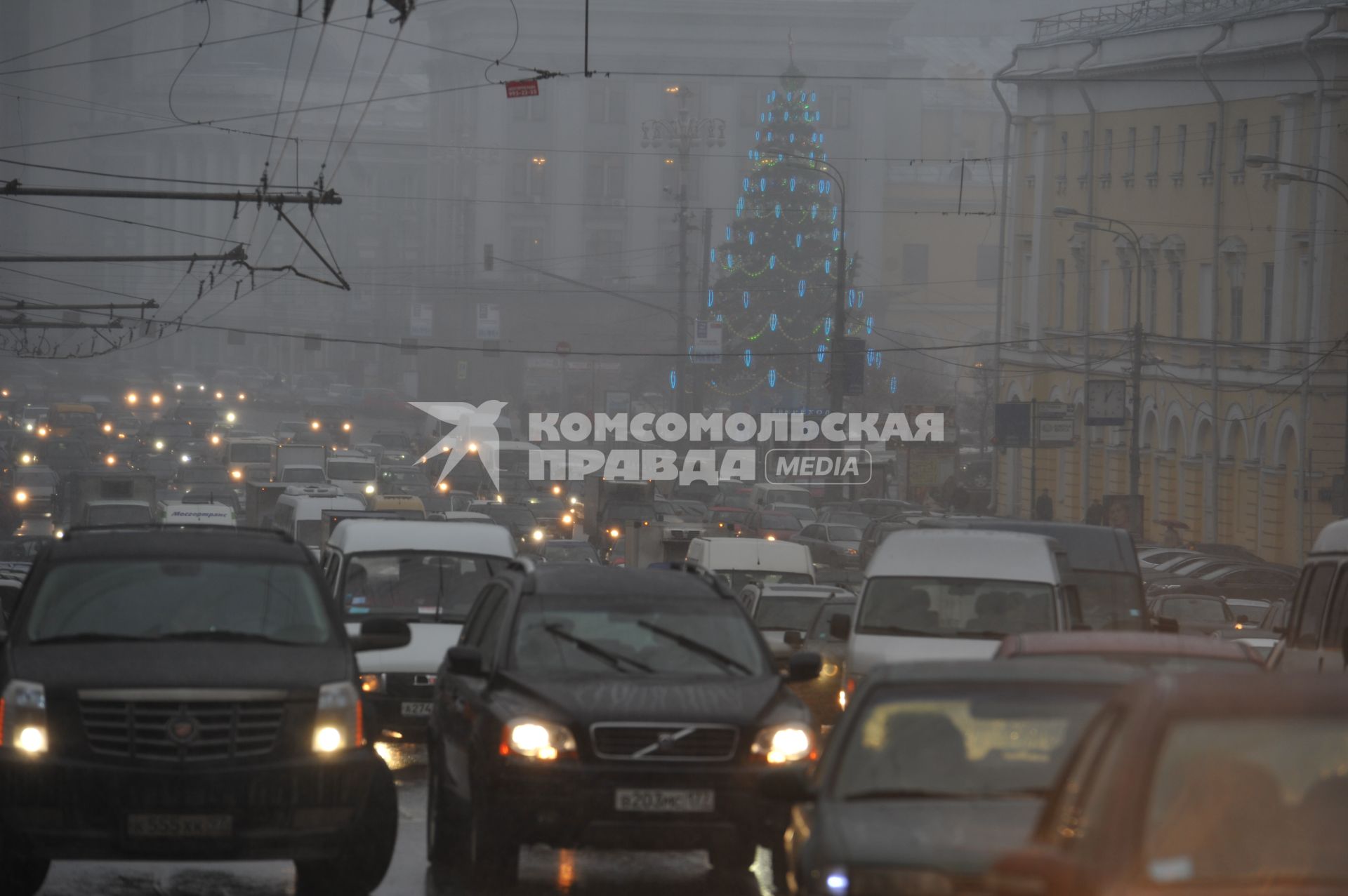 Сильный снегопад в городе. На снимке: плотный автомобильный поток на дороге. 29 ноября 2011 года.