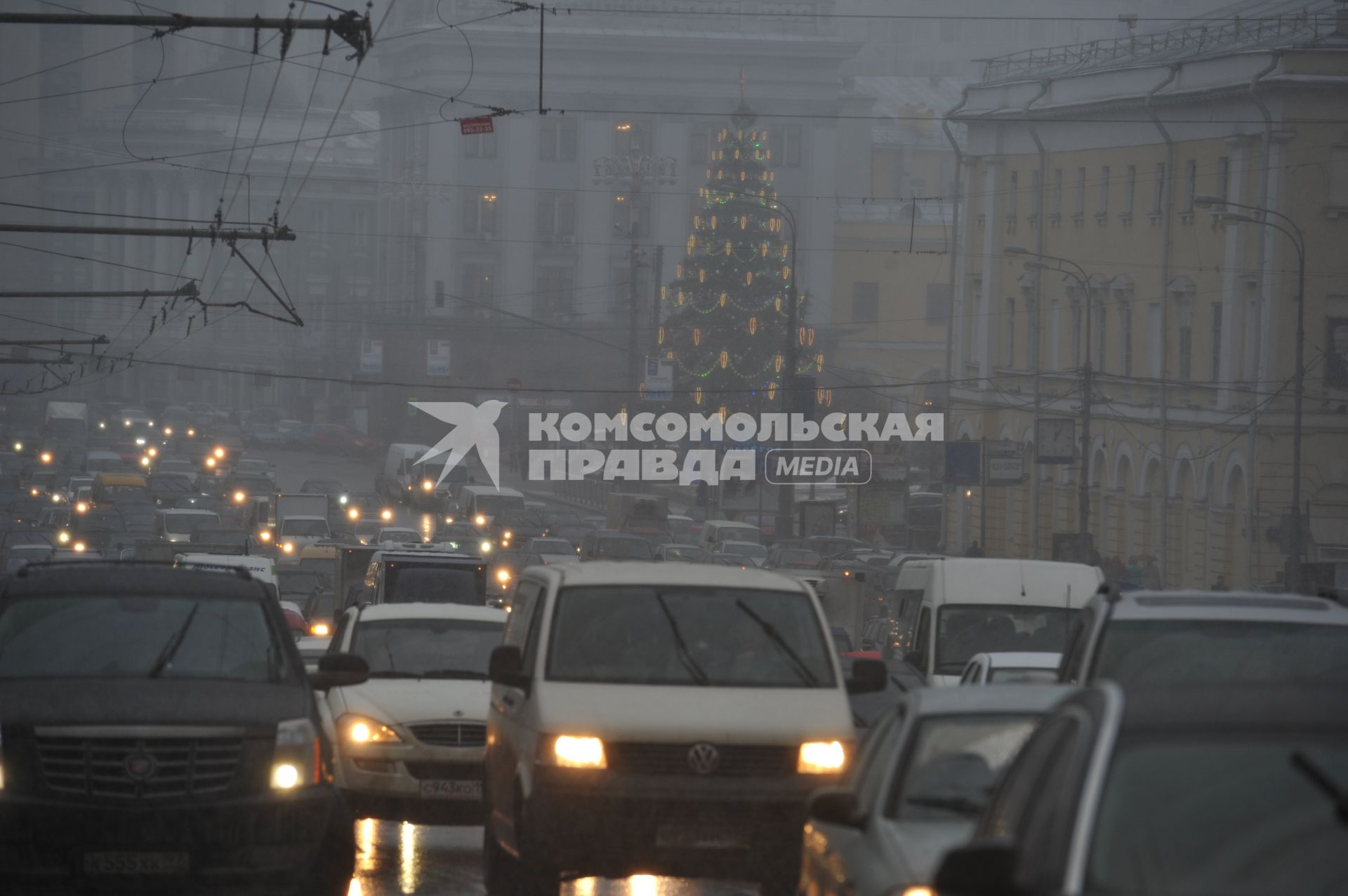 Сильный снегопад в городе. На снимке: плотный автомобильный поток на дороге. 29 ноября 2011 года.