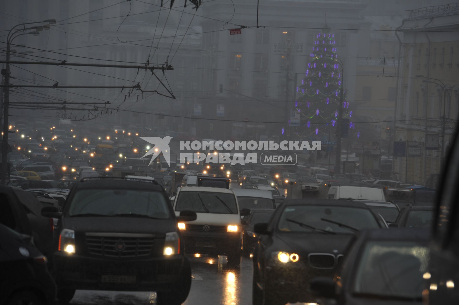 Сильный снегопад в городе. На снимке: плотный автомобильный поток на дороге. 29 ноября 2011 года.