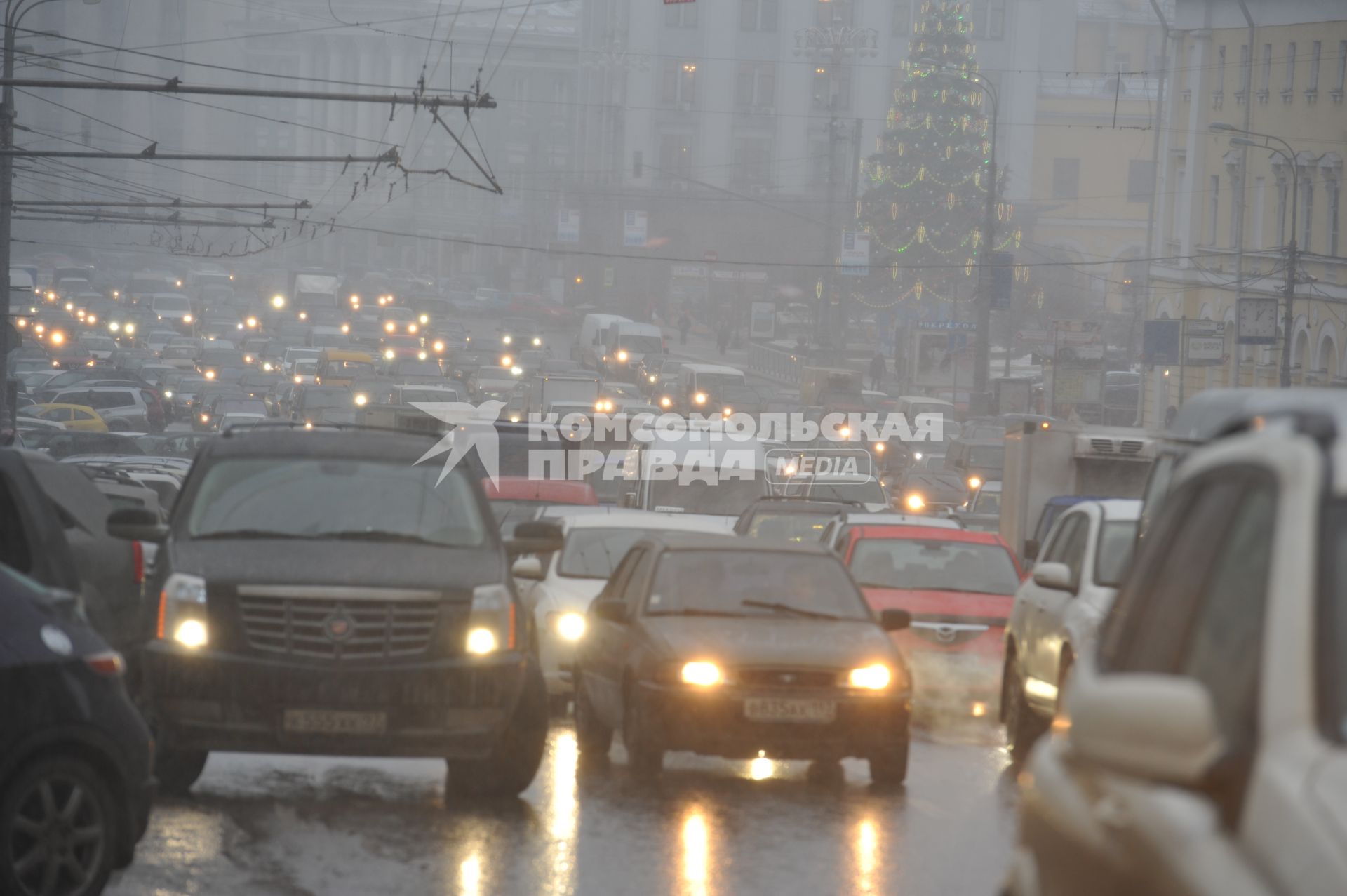 Сильный снегопад в городе. На снимке: плотный автомобильный поток на дороге. 29 ноября 2011 года.