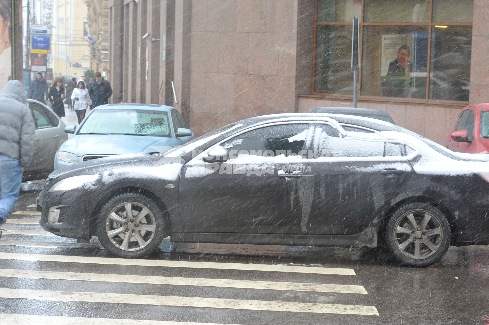 Сильный снегопад в городе. На снимке: заснеженный автомобиль на пешеходном переходе. 29 ноября 2011 года.