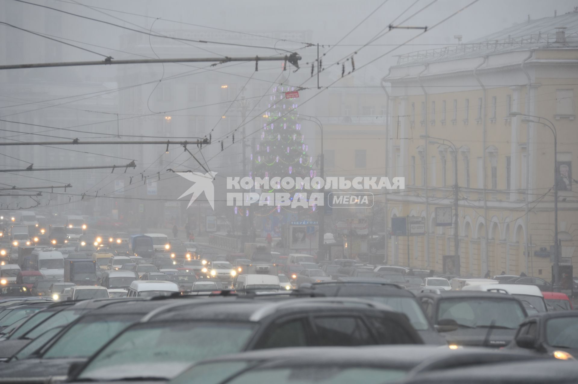 Сильный снегопад в городе. На снимке: плотный автомобильный поток на дороге. 29 ноября 2011 года.