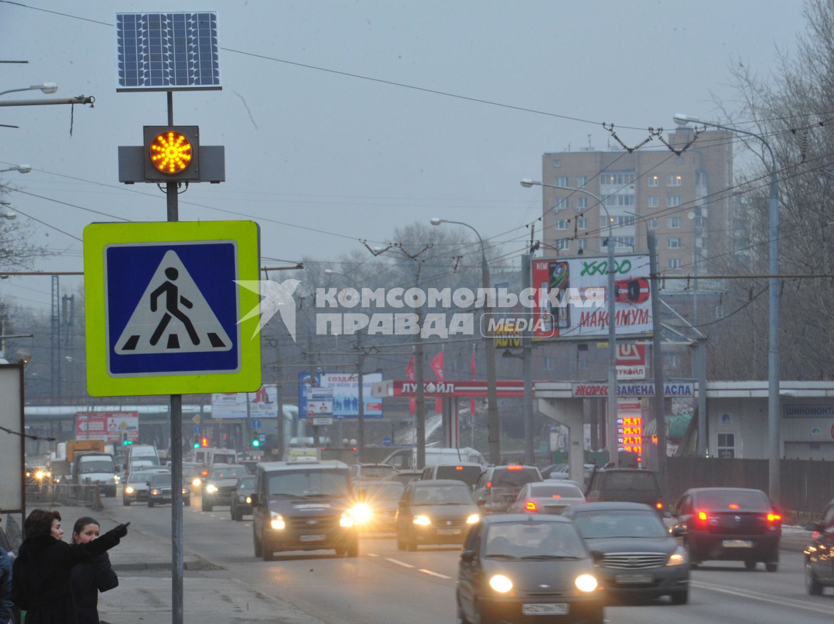 Светофор нового типа Т.7 с солнечной батареей установленный на  нерегулируемых пешеходных переходах.  01 декабря 2011 года.