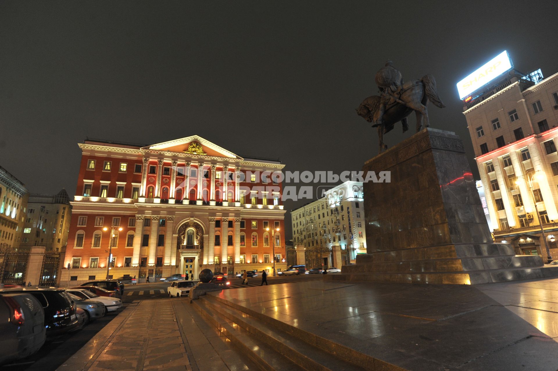 Здание мэрии Москвы. Тверская улица, дом 13. Памятник Юрию Долгорукому. 02 декабря 2011 года.