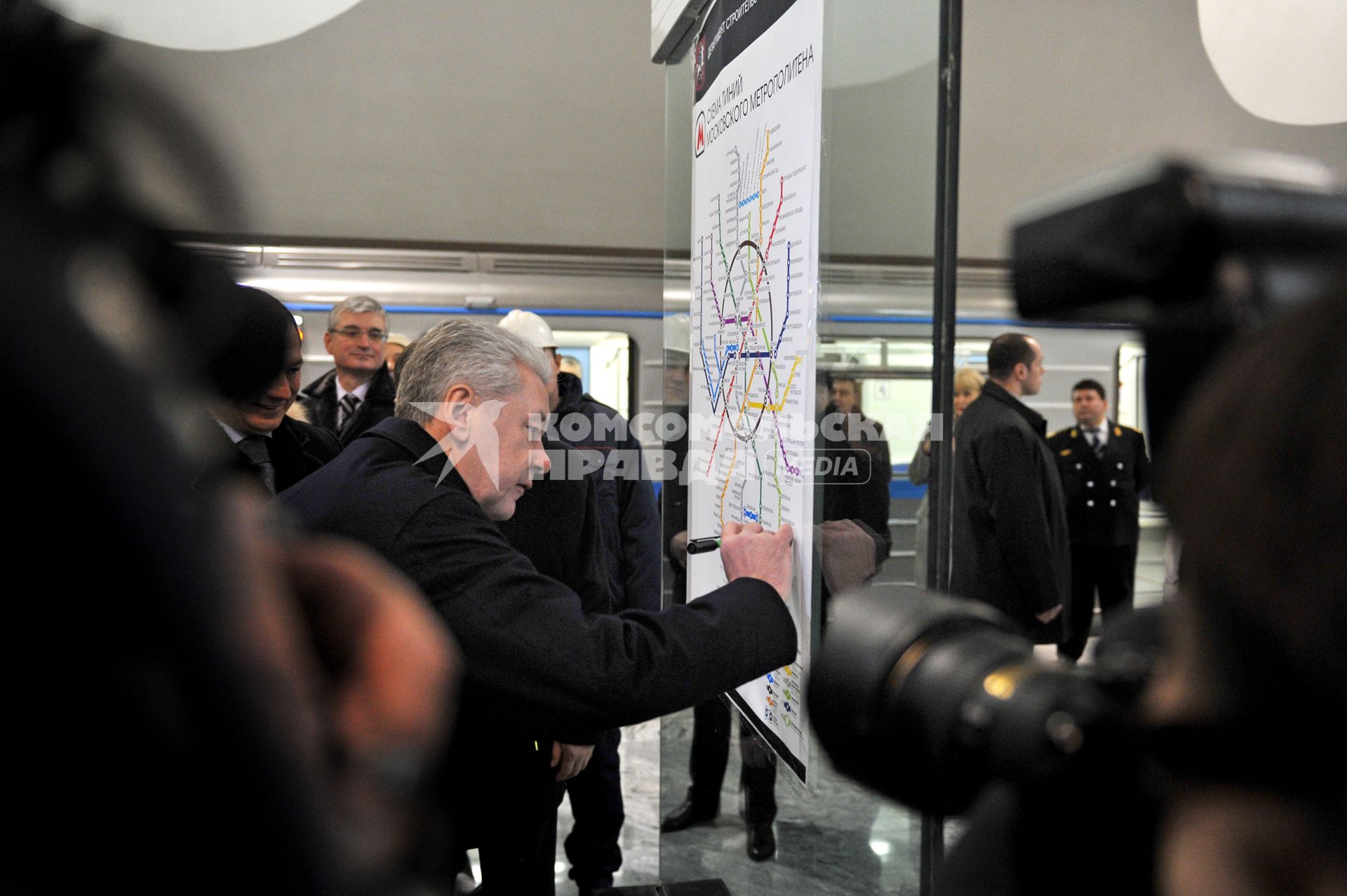 Новая станция метрополитена  ЗЯБЛИКИВО открылась в Москве. На снимке: мэр Москвы Сергей Собянин ставит автограф на схеме метро. 02 декабря 2011 года.