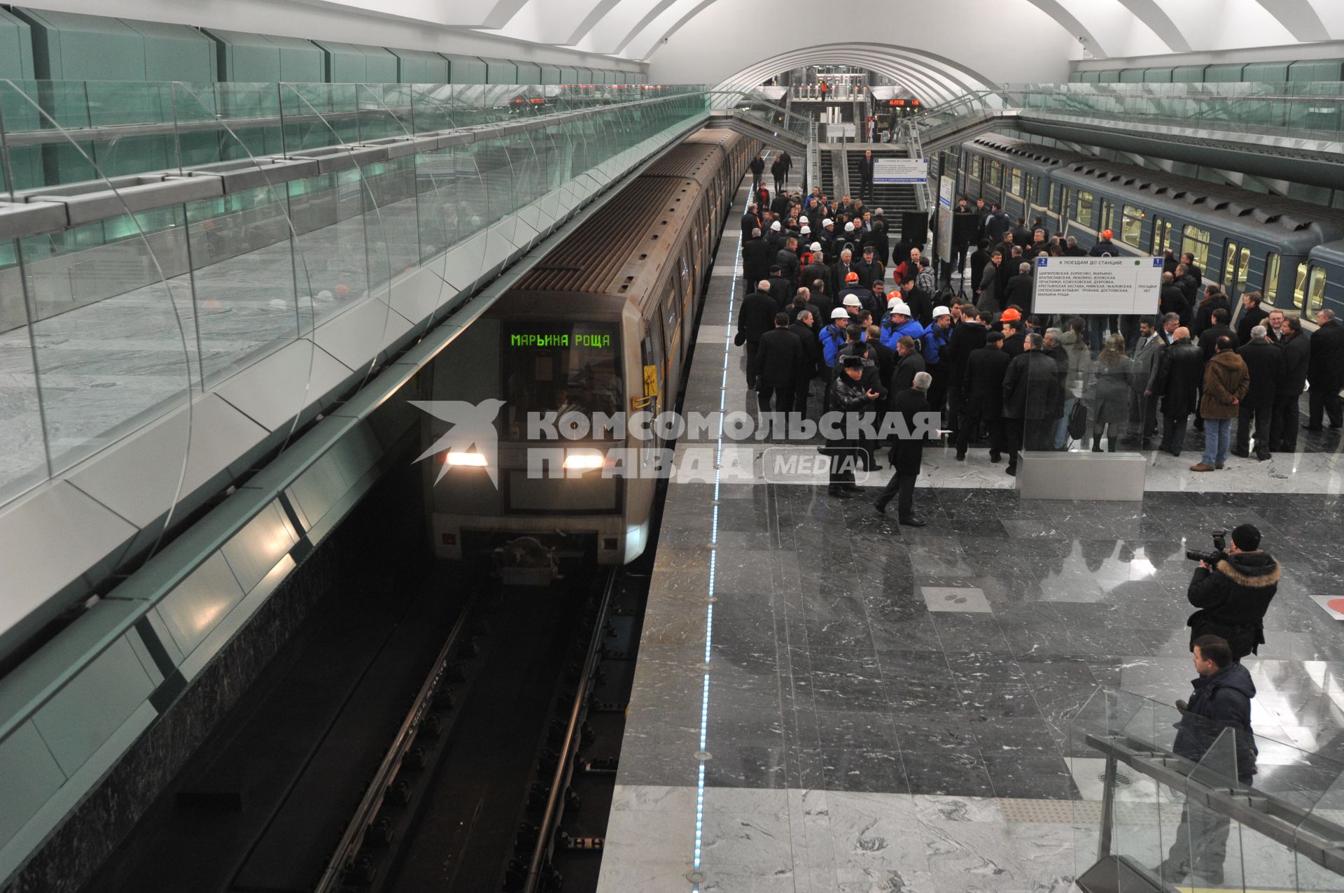 Новая станция метрополитена  ЗЯБЛИКИВО открылась в Москве. На снимке: в ожидании мэра Сергея Собянина. 02 декабря 2011 года.