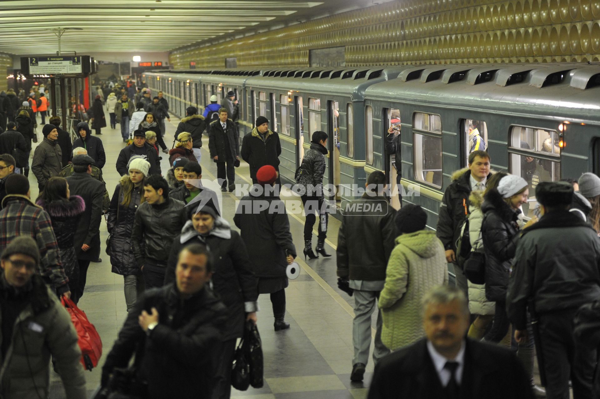 Новая станция метрополитена  ЗЯБЛИКИВО открылась в Москве. На снимке: пассажиры на платформе станции метро ЗЯБЛИКОВО. 02 декабря 2011 года.