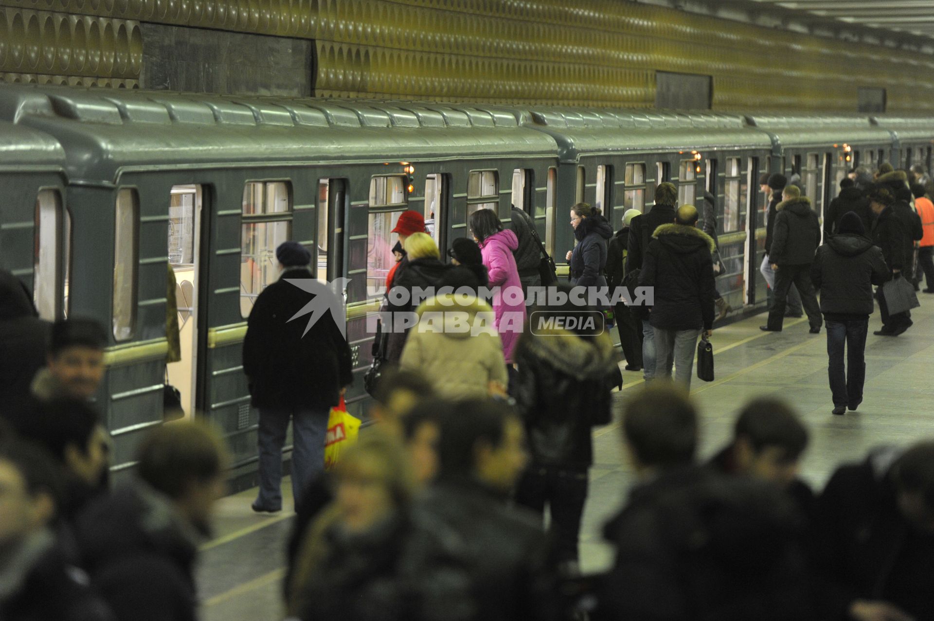 Новая станция метрополитена  ЗЯБЛИКИВО открылась в Москве. На снимке: пассажиры на платформе станции метро ЗЯБЛИКОВО. 02 декабря 2011 года.