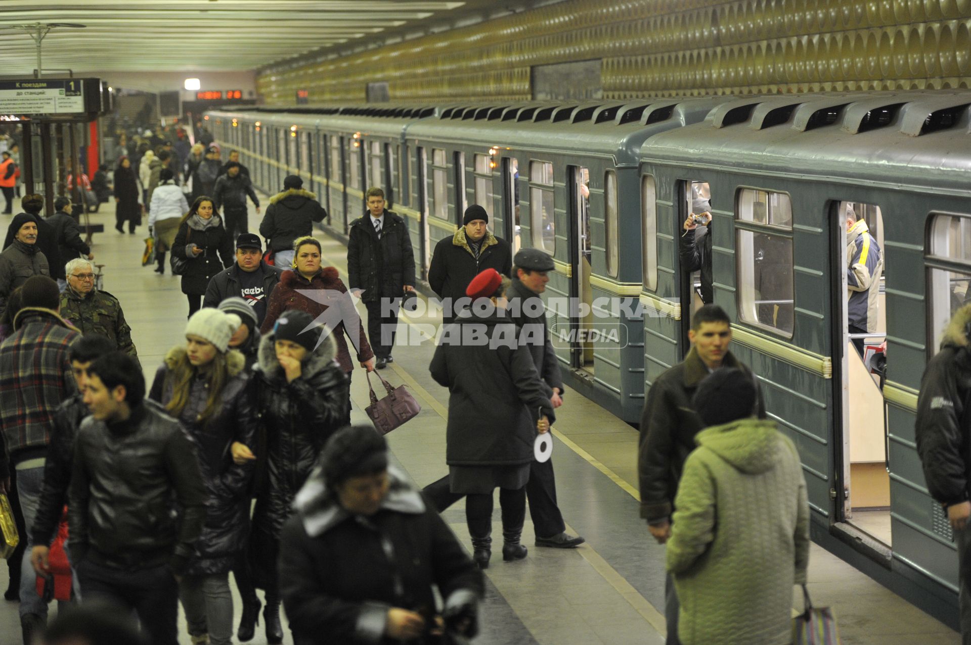 Новая станция метрополитена  ЗЯБЛИКИВО открылась в Москве. На снимке: пассажиры на платформе станции метро ЗЯБЛИКОВО. 02 декабря 2011 года.