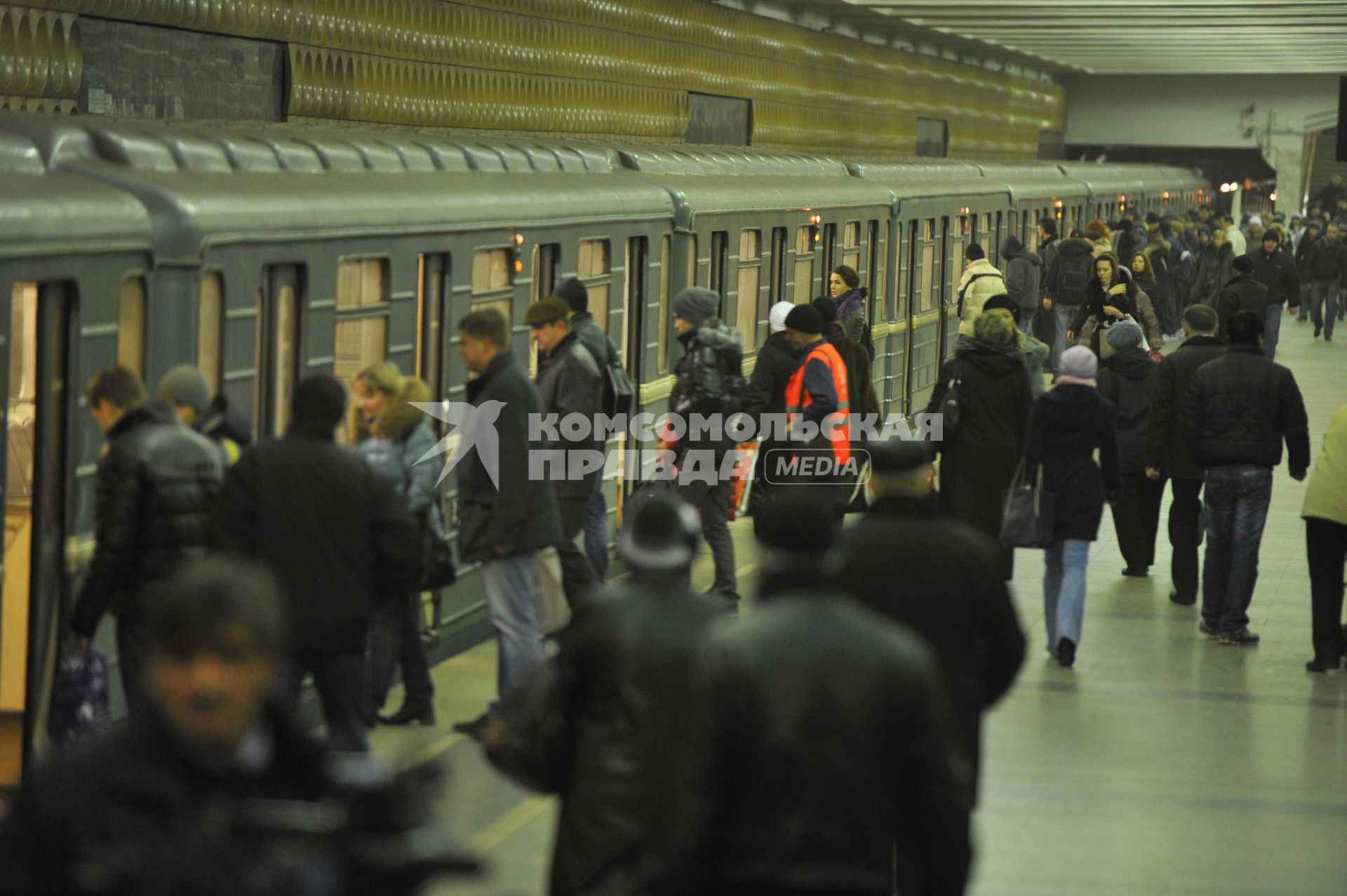 Новая станция метрополитена  ЗЯБЛИКИВО открылась в Москве. На снимке: пассажиры на платформе станции метро ЗЯБЛИКОВО. 02 декабря 2011 года.