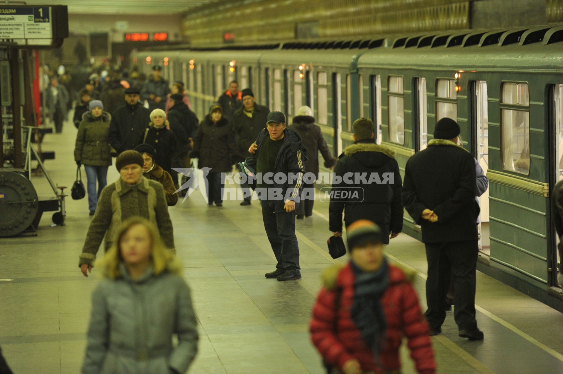 Новая станция метрополитена  ЗЯБЛИКИВО открылась в Москве. На снимке: пассажиры на платформе станции метро ЗЯБЛИКОВО. 02 декабря 2011 года.