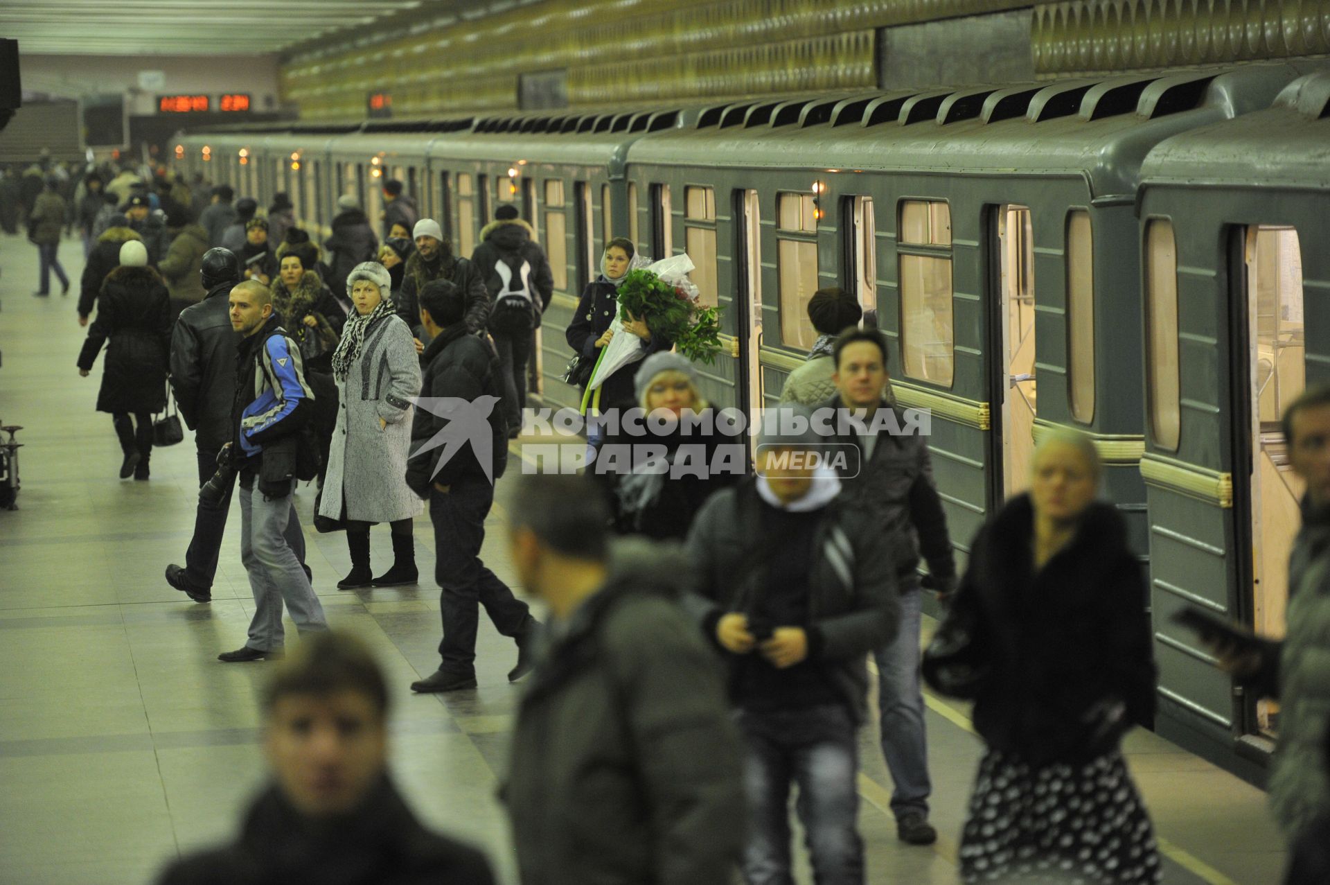 Новая станция метрополитена  ЗЯБЛИКИВО открылась в Москве. На снимке: пассажиры на платформе станции метро ЗЯБЛИКОВО. 02 декабря 2011 года.