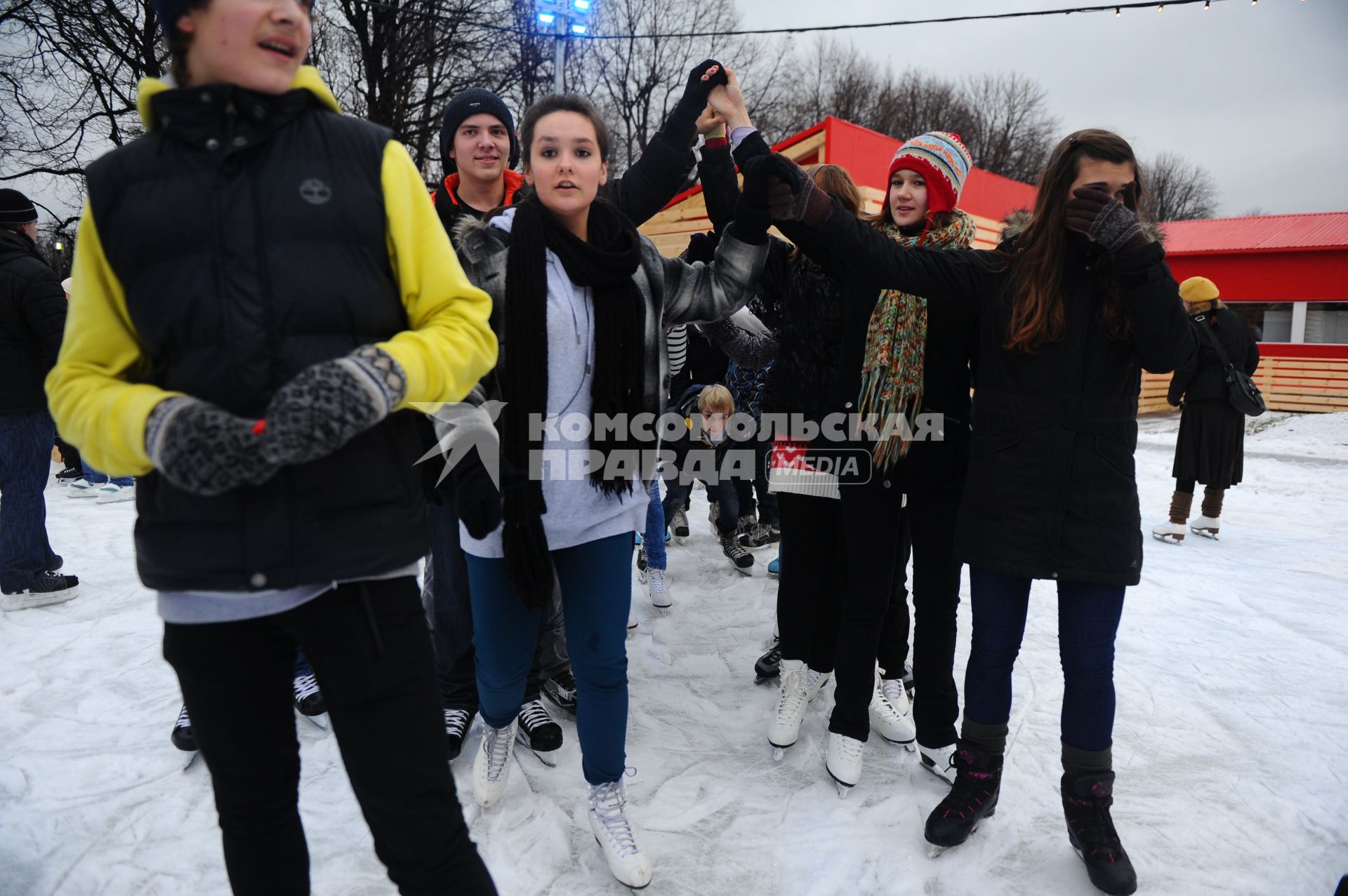 В Центральном парке культуры и отдыха имени Горького открылся зимний каток. На снимке: молодежь во время катания на коньках. 03 декабря 2011 года.