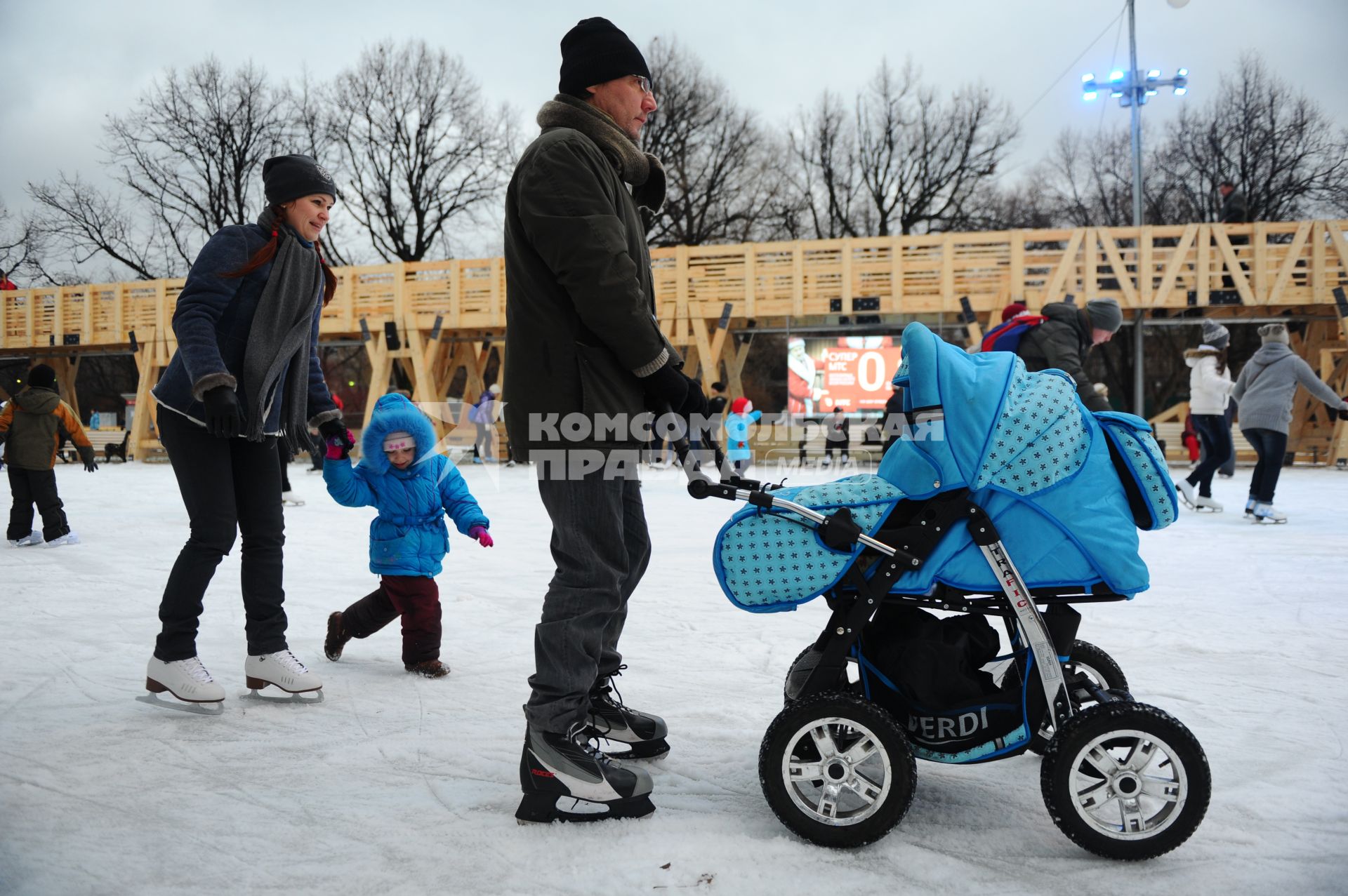 В Центральном парке культуры и отдыха имени Горького открылся зимний каток. На снимке: родители с ребенком и детской коляской во время катания на коньках.  03 декабря 2011 года.