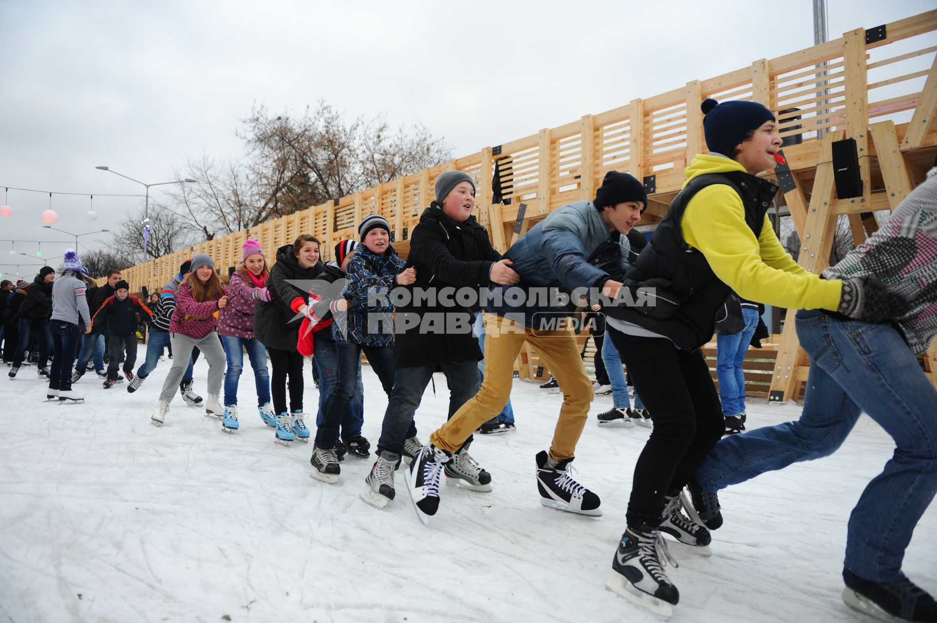 В Центральном парке культуры и отдыха имени Горького открылся зимний каток. На снимке: молодежь во время катания на коньках. 03 декабря 2011 года.