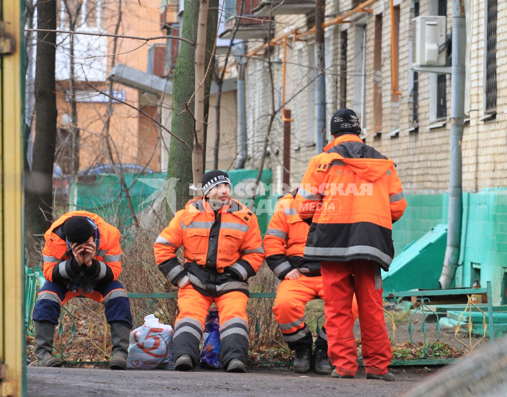 Рабочие сидят на лавке. 5 декабря 2011 года.