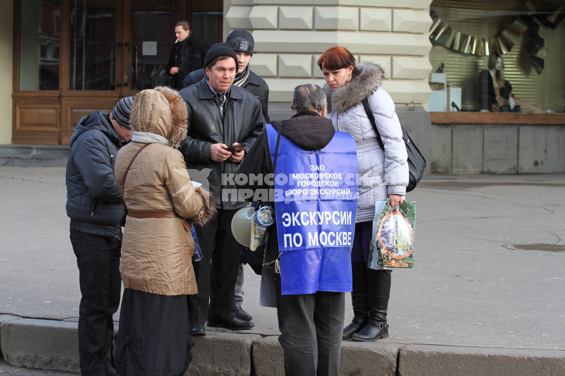 Приезжие едут на экскурсию по Москве. 5 декабря 2011 года.