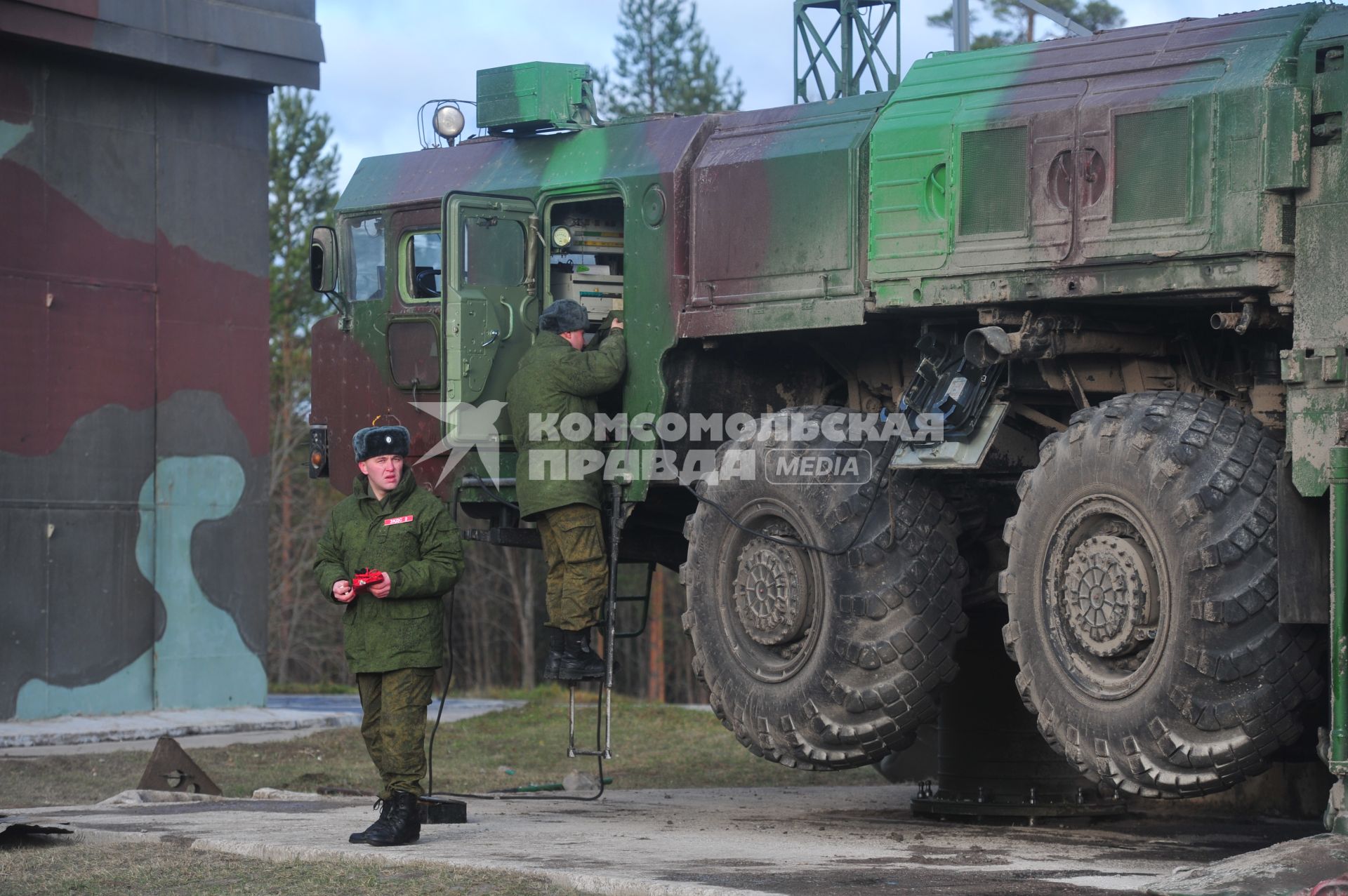 Пусковая установка подвижного грунтового ракетного комплекса \"Тополь\" после запуска ракеты, Плесецк, 03 ноября 2011 года