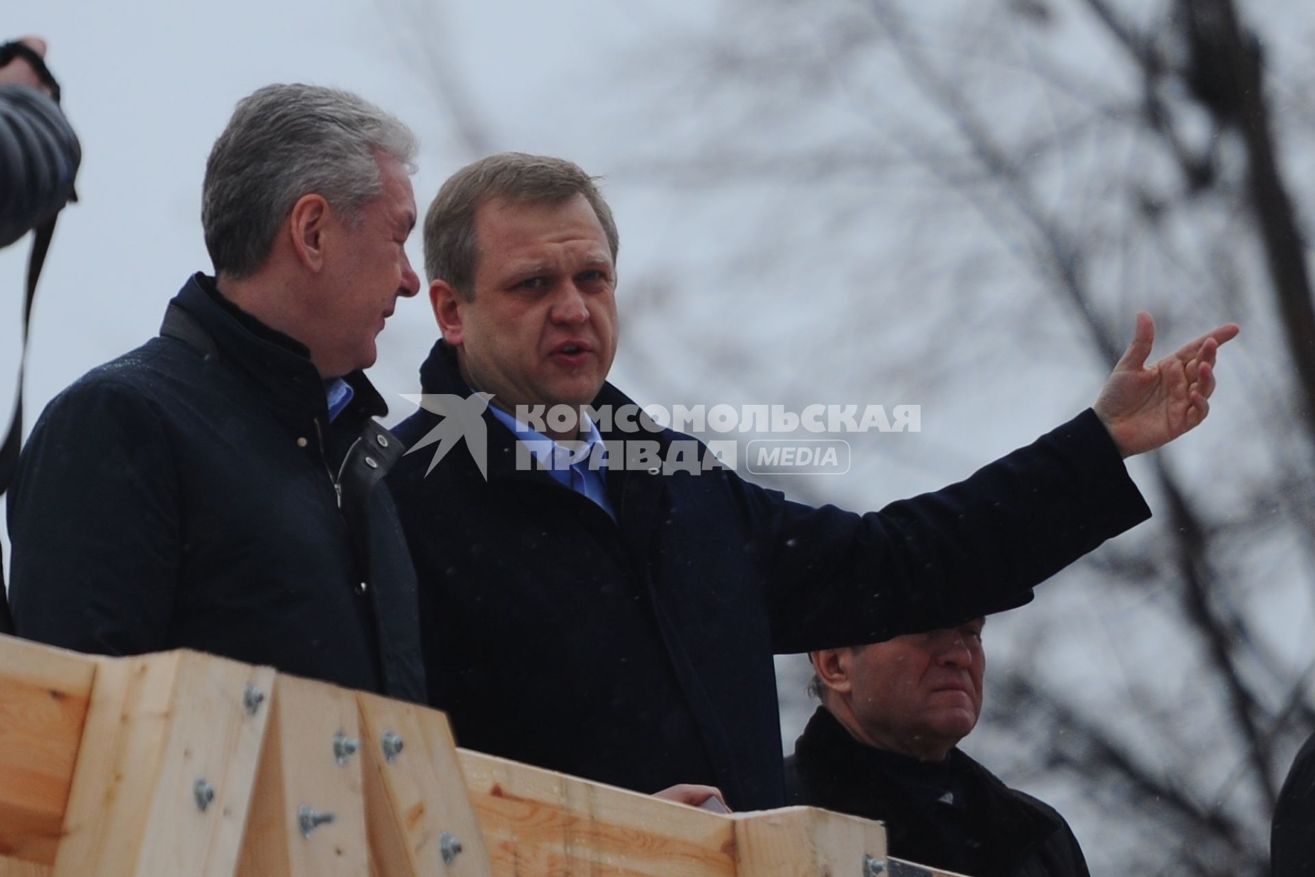 Мэр Москвы Сергей Собянин (слева) и глава департамента культуры Москвы Сергей Капков осматривают каток, открывшийся в Центральном парке культуры и отдыха имени Горького. 03 декабря 2011 года.