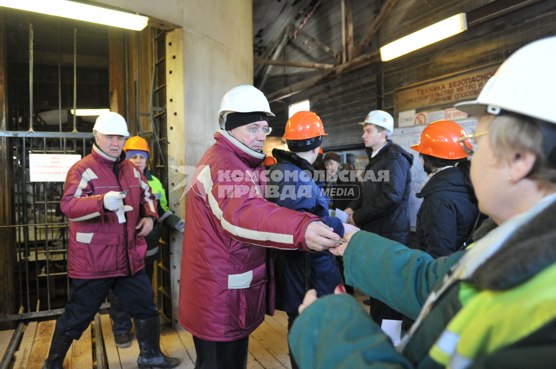 Начальник Московского метрополитенан Иван Беседин ознакомился с ходом строительных работ на станции метрополитена \"Петровско-Разумовская\" Люблинско-Дмитровской линии, Москва, 21 ноября 2011 года