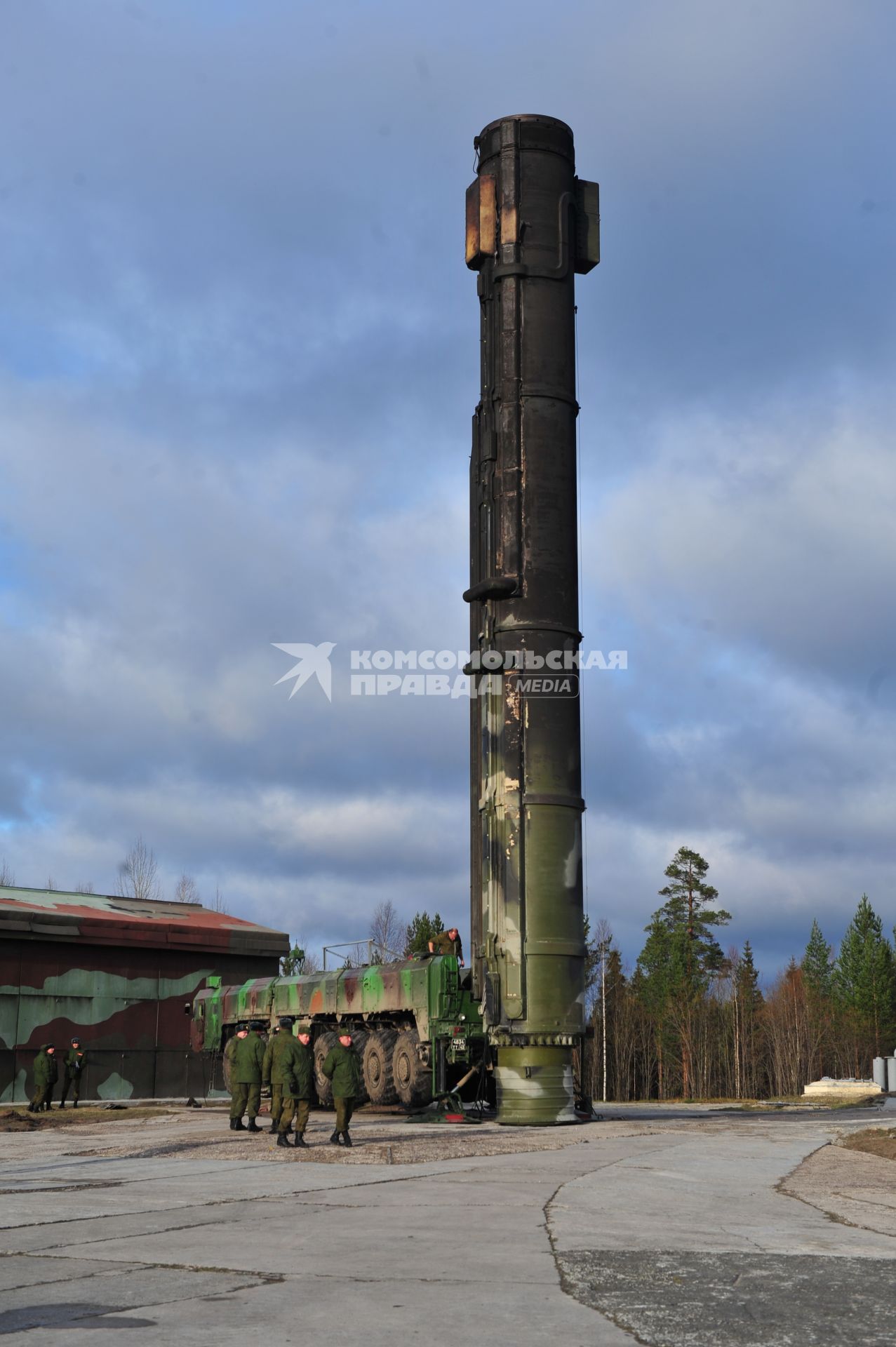 Пусковая установка подвижного грунтового ракетного комплекса \"Тополь\" после запуска ракеты, Плесецк, 03 ноября 2011 года