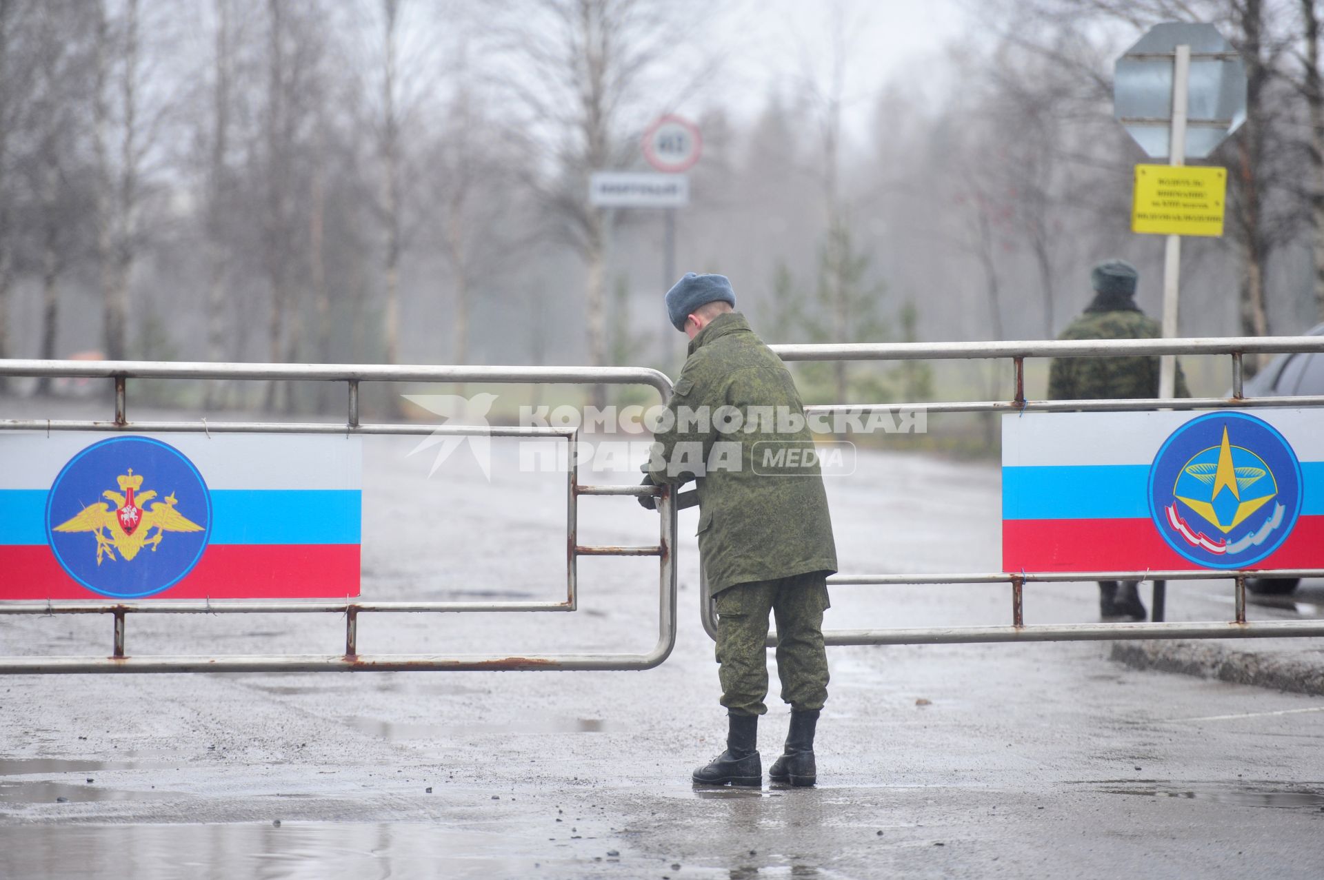 КПП (контрольно- пропускной пункт) в военный городок Мирный Архангельской области, Плесецк, 03 ноября 2011 года