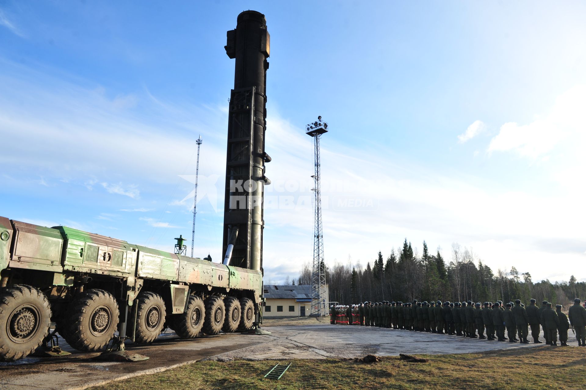 Пусковая установка подвижного грунтового ракетного комплекса \"Тополь\" после запуска ракеты, Плесецк, 03 ноября 2011 года