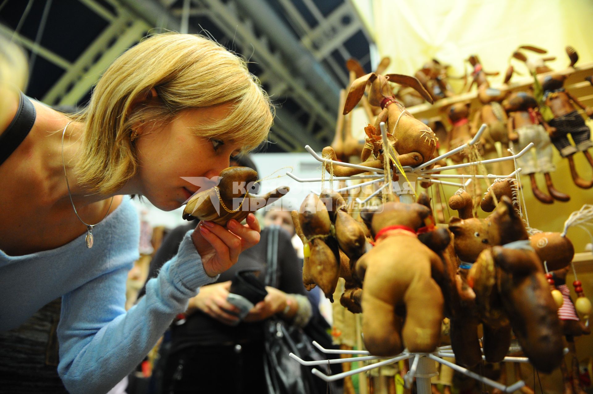 III Московская международная выставка коллекционных медведей TEDDY. На снимке: посетительница выставки у стенда с игрушками. Москва. 04 декабря 2011 года.