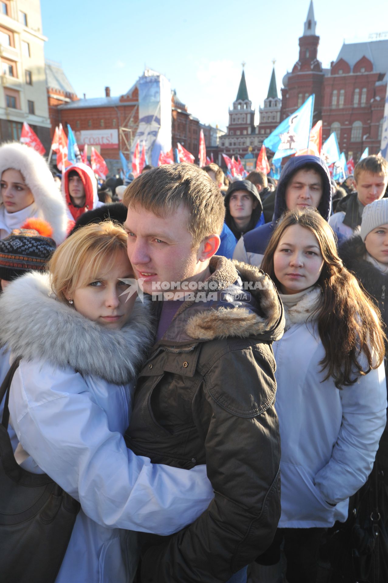 Участники движения НАШИ проводят акцию на Манежной площади в поддержку партии ЕДИНАЯ РОССИЯ. На снимке: влюбленные на митинге. Москва. 06 декабря 2011 года.