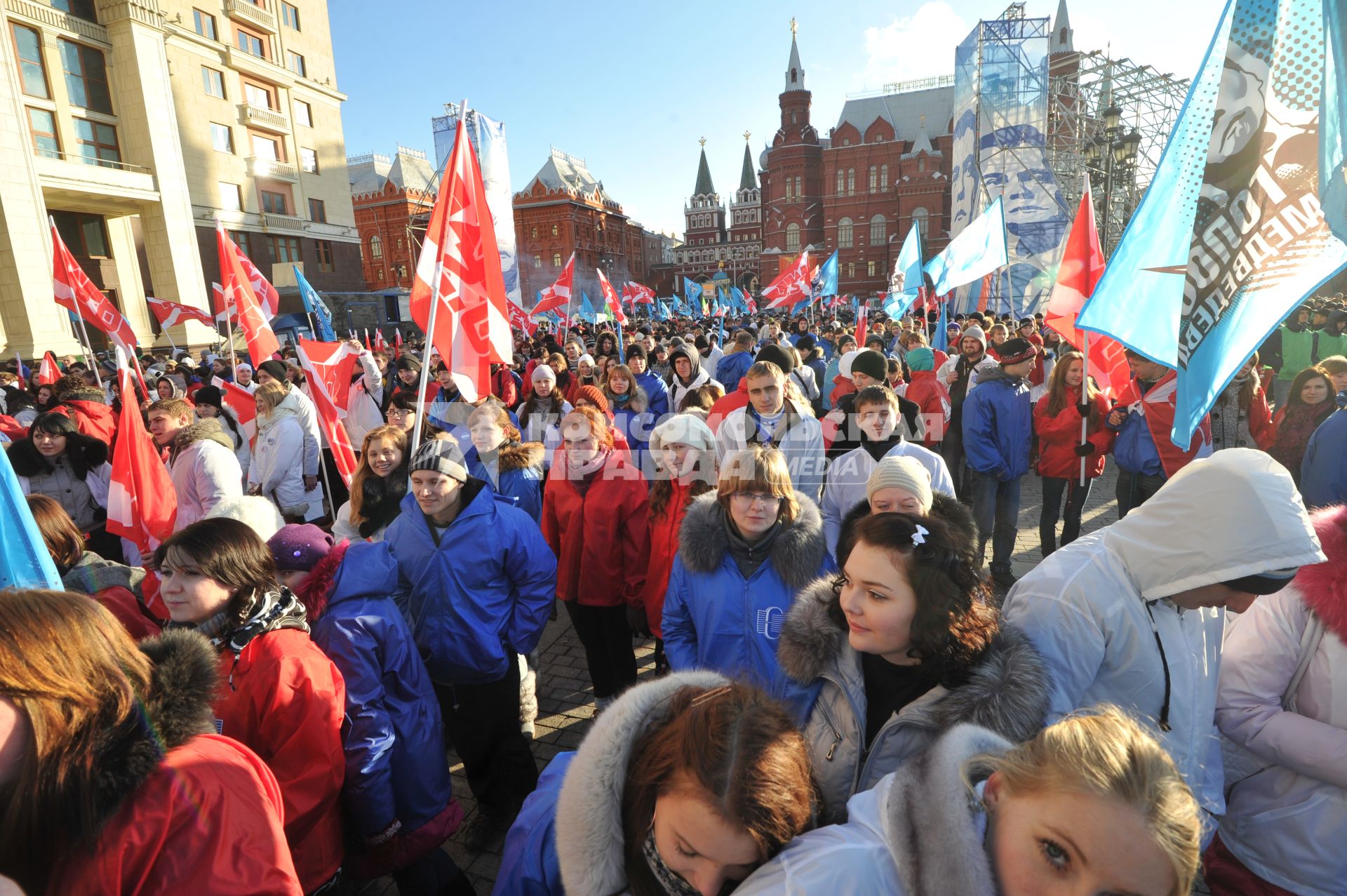 Участники движения НАШИ проводят акцию на Манежной площади в поддержку партии ЕДИНАЯ РОССИЯ. Москва. 06 декабря 2011 года.