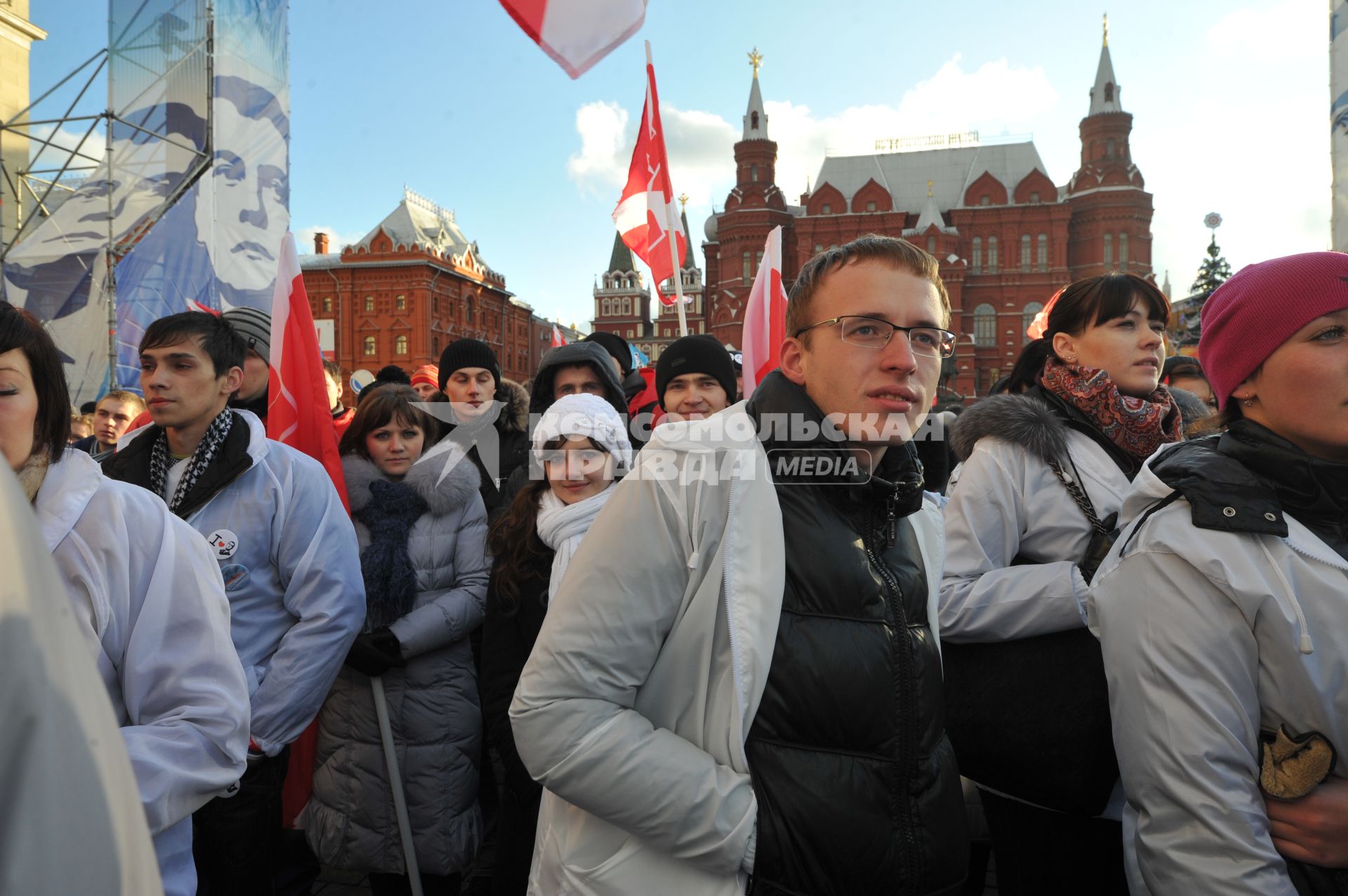 Участники движения НАШИ проводят акцию на Манежной площади в поддержку партии ЕДИНАЯ РОССИЯ. Москва. 06 декабря 2011 года.