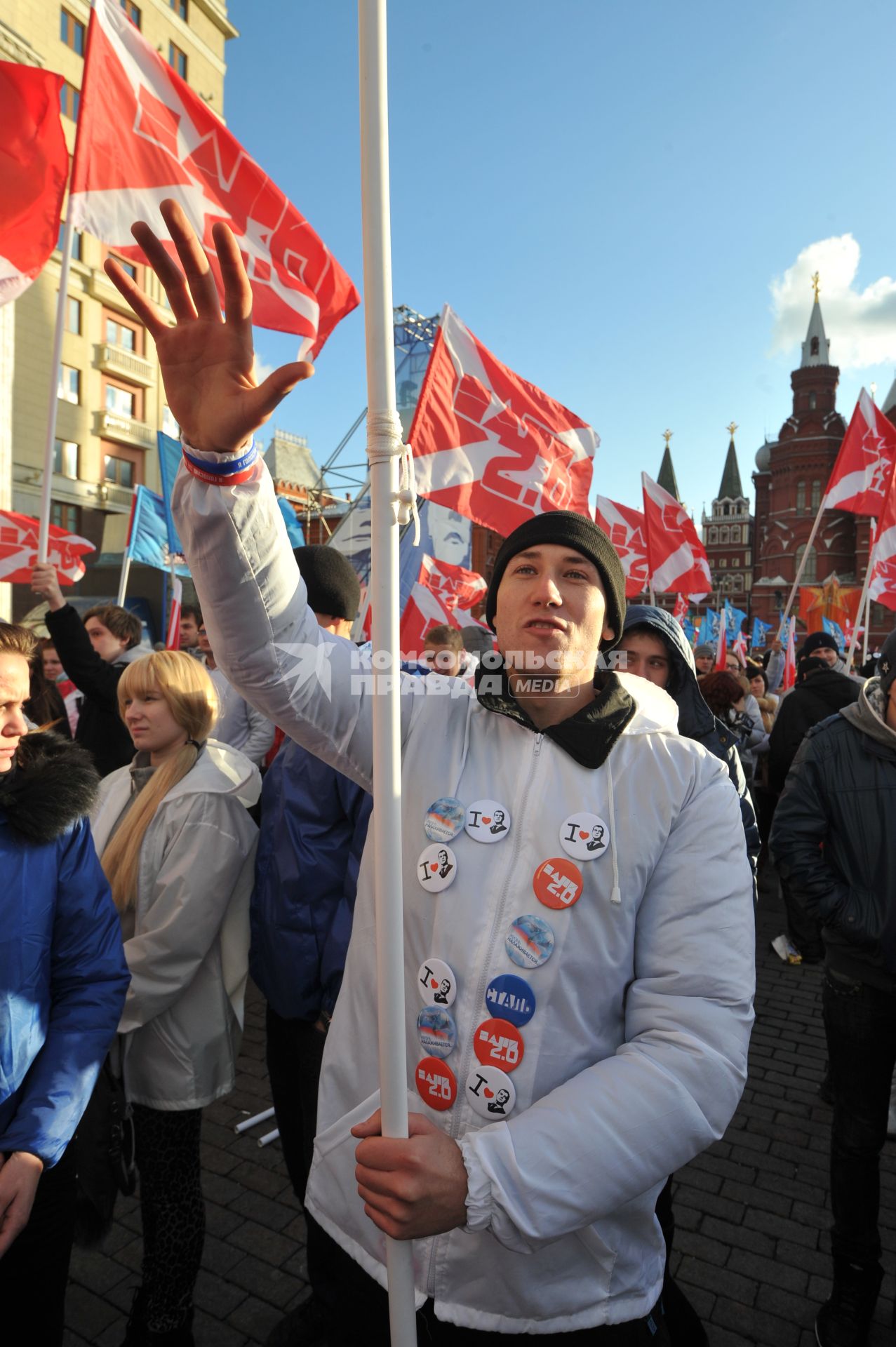 Участники движения НАШИ проводят акцию на Манежной площади в поддержку партии ЕДИНАЯ РОССИЯ. На снимке: молодой человек в куртке со значками с изображением Дмитрия Медведева.  Москва. 06 декабря 2011 года.