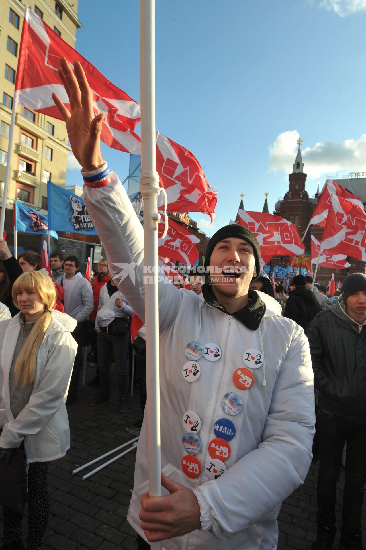 Участники движения НАШИ проводят акцию на Манежной площади в поддержку партии ЕДИНАЯ РОССИЯ. На снимке: молодой человек в куртке со значками с изображением Дмитрия Медведева.  Москва. 06 декабря 2011 года.