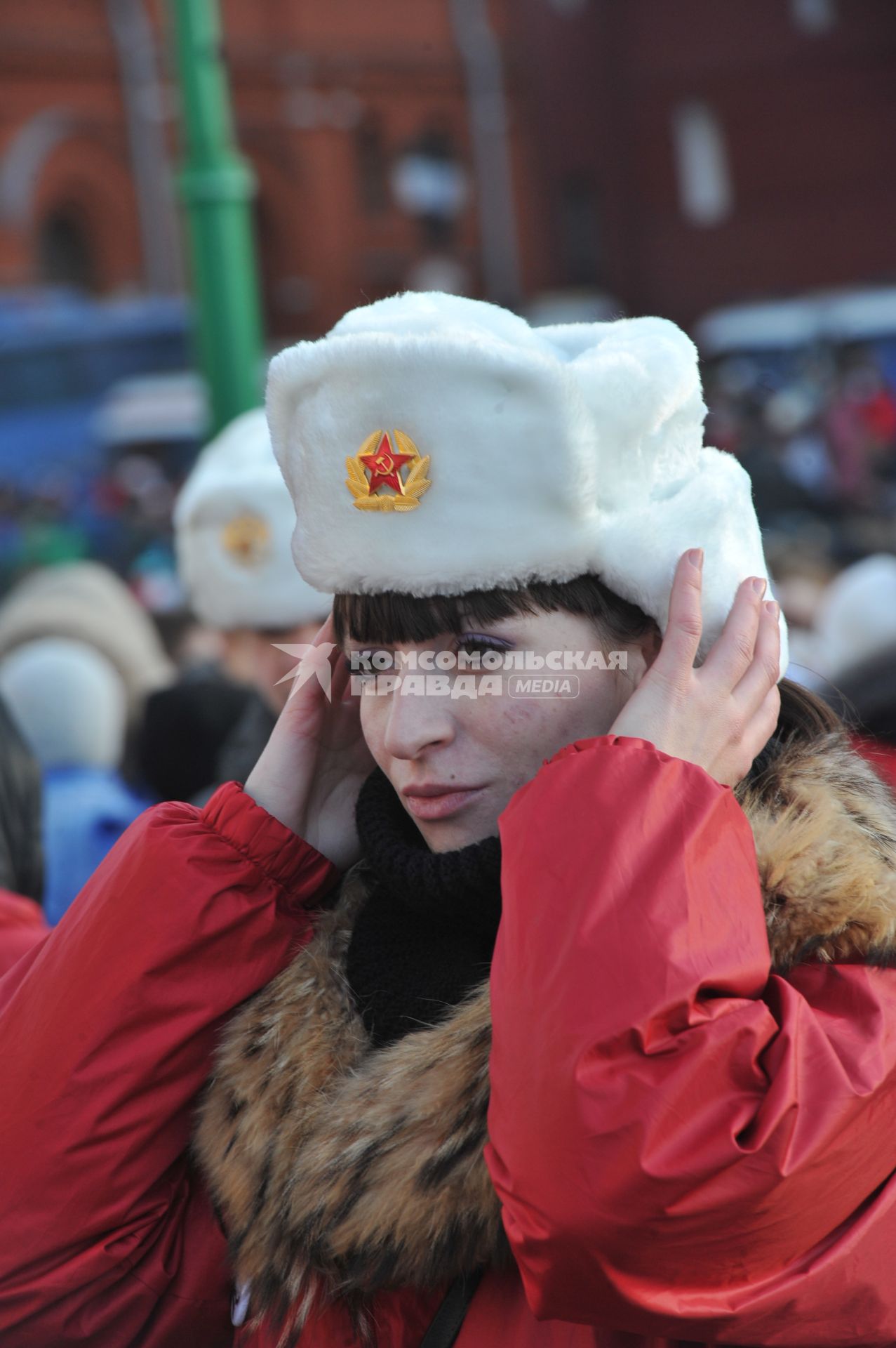 Участники движения НАШИ проводят акцию на Манежной площади в поддержку партии ЕДИНАЯ РОССИЯ.На снимке: девушка в меховой шапке с красной звездой.  Москва. 06 декабря 2011 года.