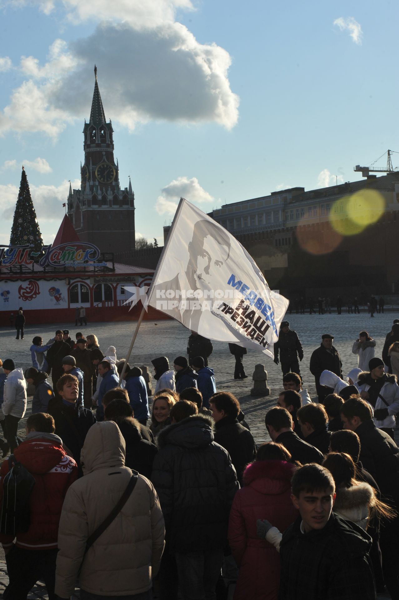 Участники движения НАШИ проводят акцию на Манежной площади в поддержку партии ЕДИНАЯ РОССИЯ. На снимке: флаг с надписью МЕДВЕДЕВ НАШ ПРЕЗИДЕНТ. Москва. 06 декабря 2011 года.